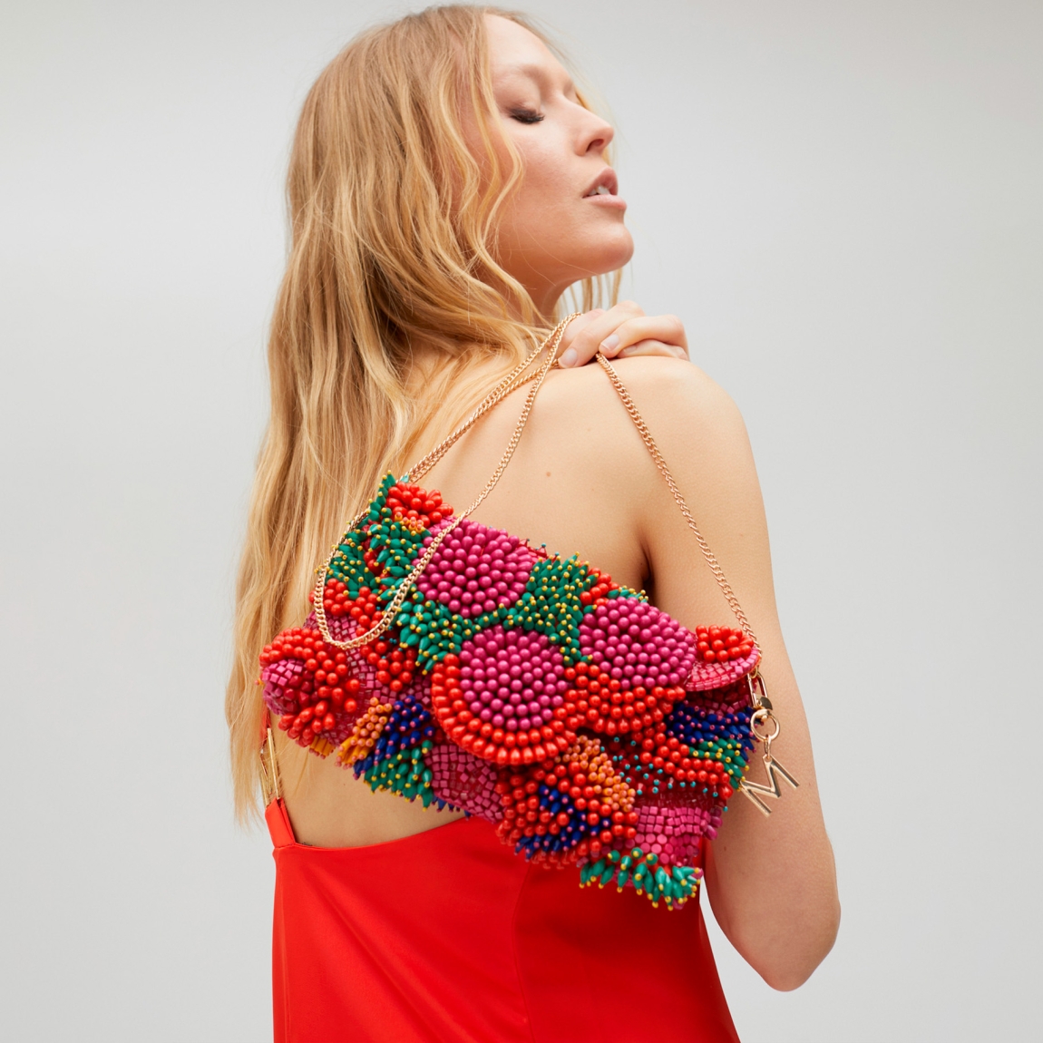 Bolso de la marca Lola Casademunt, modelo BRIGGET. Elborado en tela con piedrería multicolor. Contiene pequeño bolsillo interior y cadena para colgar. Cierre imantado. ALTO: 18 cm - LARGO: 28 cm - ANCHO: 14 cm / BANDOLERA: 100 cm. Este bolso Lola Casademunt BRIGGET es ideal para destacar tus looks en tus eventos más importantes!