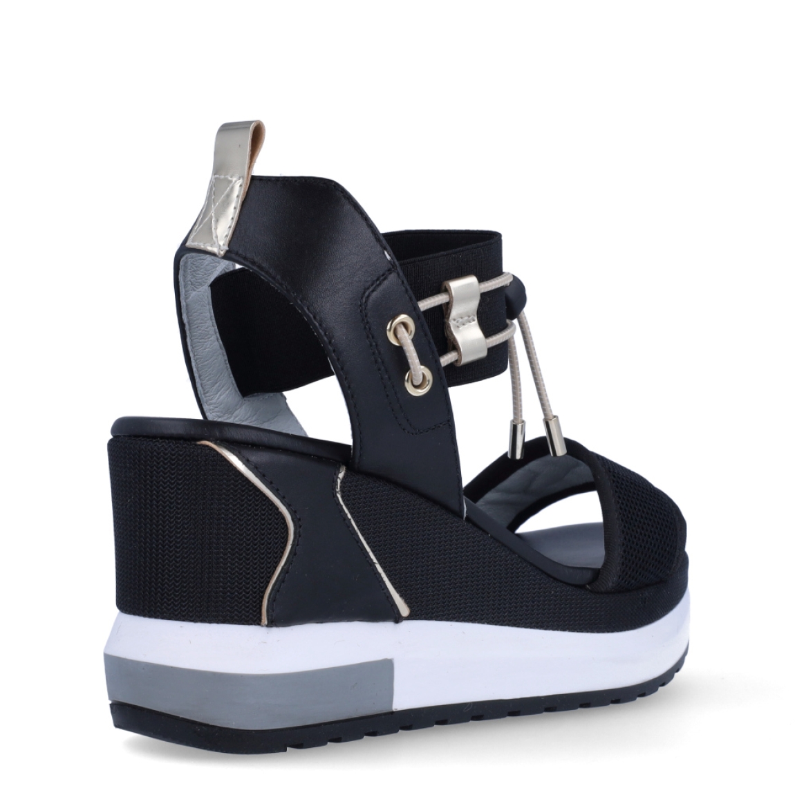 Sandalias de la marca Nerogiardini, modelo DANIE. Exterior de las sandalias en neopreno color negro con detalle de rejilla en la pala. Interior de las sandalias en piel color negro. Cierre de las sandalias Nerogiardini con gomas elásticas color dorado. Sandalias con cuña de 7cm de altura. Estas sandalias Nerogiardini DANIE es un complemento clásico, inspirado en la comodidad, ligereza que necesitas en tu día a día.