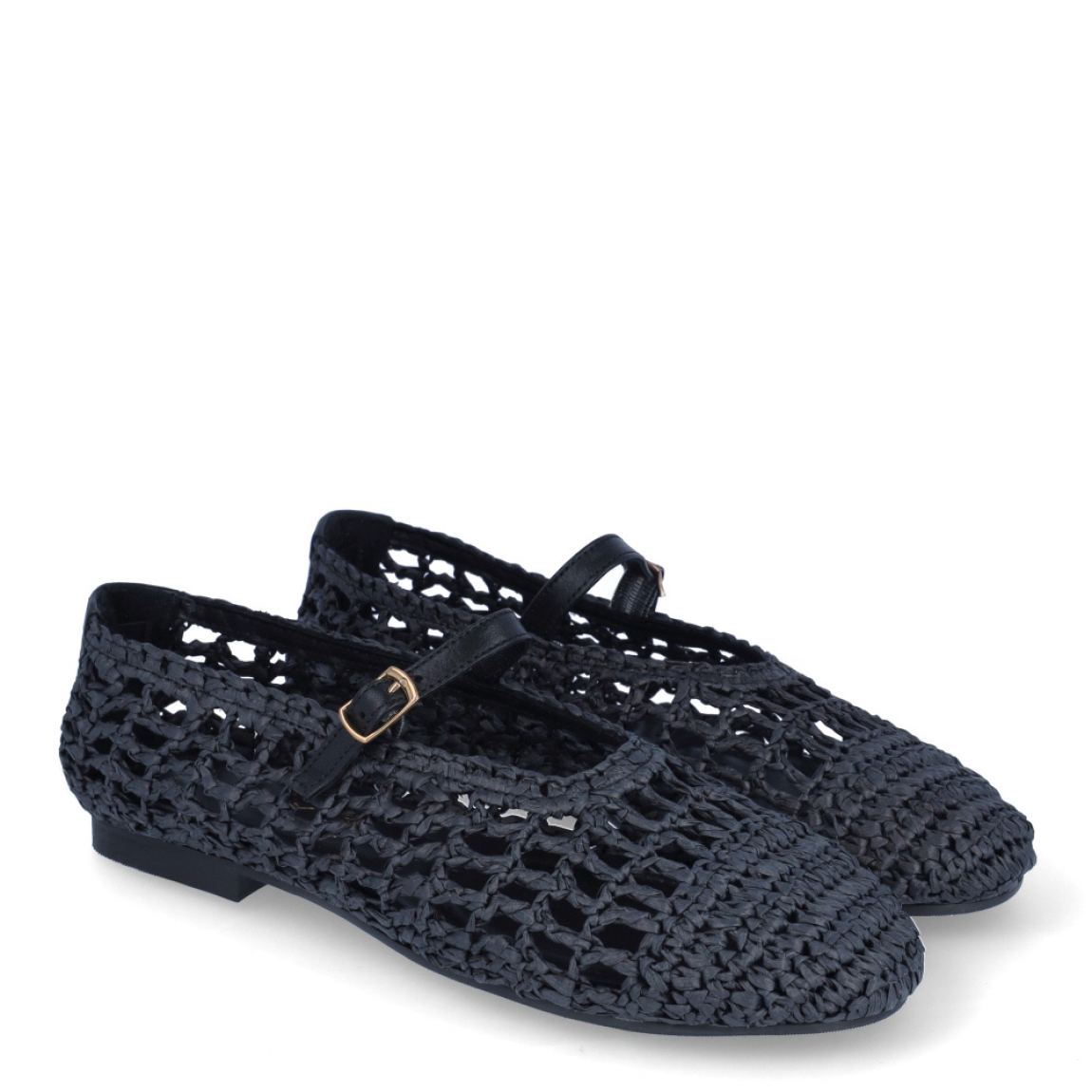 Merceditas de la marca Itse, modelo TEMIS. Elaboradas en rafia trenzada de color negro con punta redonda. Interior con plantilla de color negro. Cierre con hebilla en pala y suela plana de goma. Estas merceditas Itse TEMIS son ideales para lucirlas esta temporada!