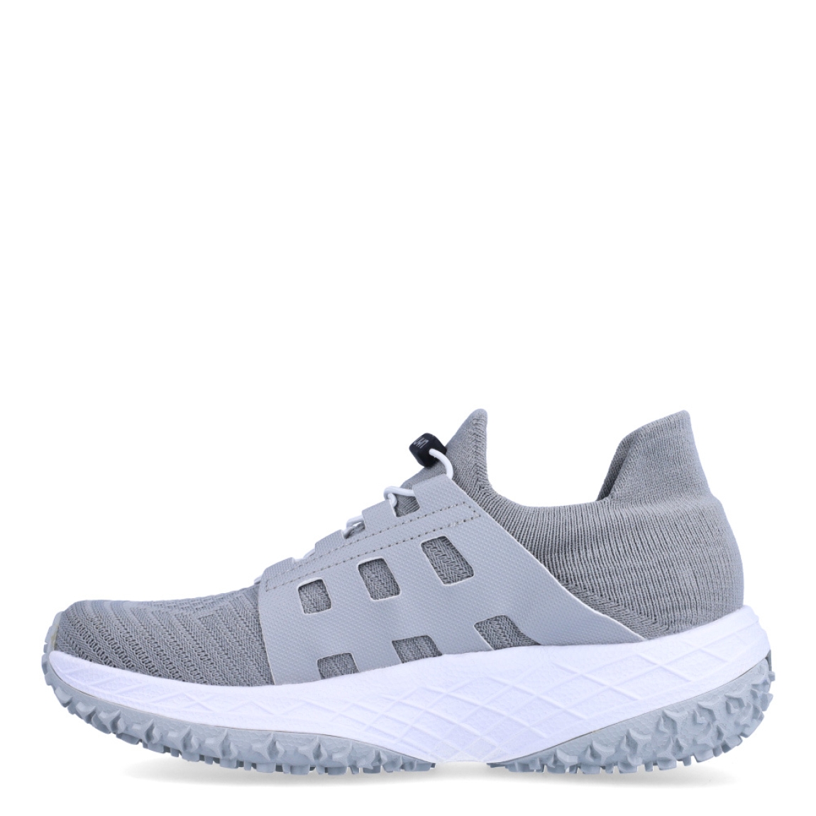 Deportivas transpirables de la marca UYN, modelo ARTAX. Elaboradas en tela color azul con logo en parte exterior. Interior en tela color azul. Cierre con cordones elásticos blancos y una cuña de 4cm de altura. Estas deportivas ARTAX son ideales para caminar cómodamente. Resultan perfectas para la temporada de verano gracias a la transpirabilidad de la parte superior.