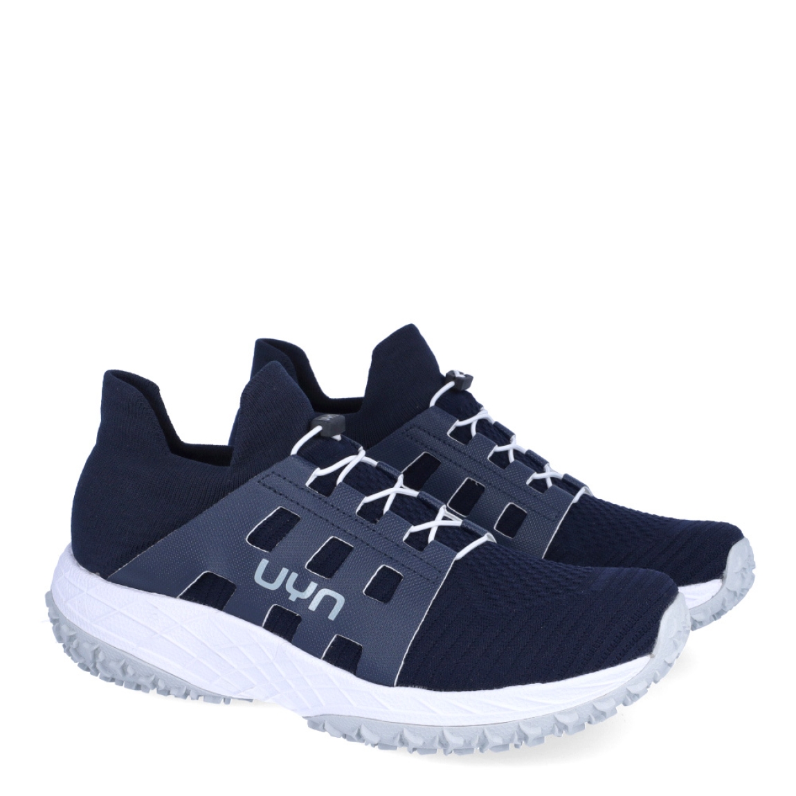 Deportivas transpirables de la marca UYN, modelo ARTAX. Elaboradas en tela color azul con logo en parte exterior. Interior en tela color azul. Cierre con cordones elásticos blancos y una cuña de 4cm de altura. Estas deportivas ARTAX son ideales para caminar cómodamente. Resultan perfectas para la temporada de verano gracias a la transpirabilidad de la parte superior.