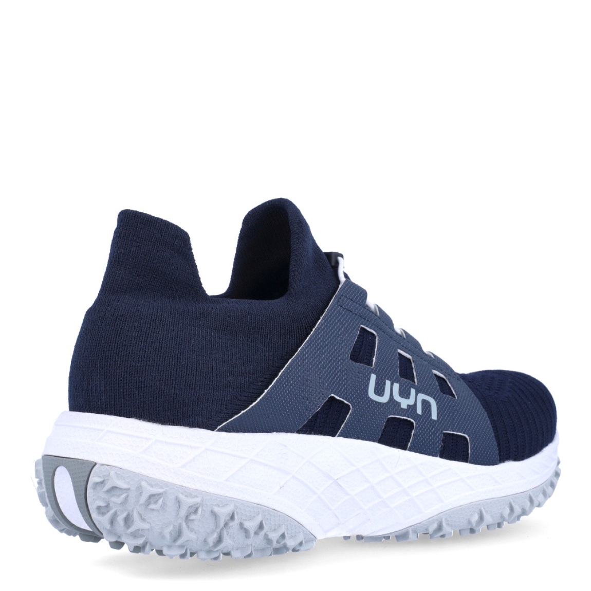 Deportivas transpirables de la marca UYN, modelo ARTAX. Elaboradas en tela color azul con logo en parte exterior. Interior en tela color azul. Cierre con cordones elásticos blancos y una cuña de 4cm de altura. Estas deportivas ARTAX son ideales para caminar cómodamente. Resultan perfectas para la temporada de verano gracias a la transpirabilidad de la parte superior.