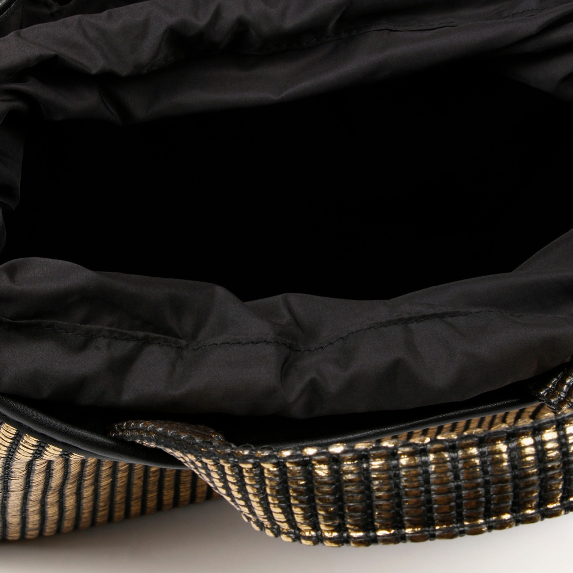 Bolso de la mara Lola Casademunt, modelo BLERO. Elaborado en rafia con efecto metalizado color oro con logo grande de marca en parte frontal color negro. Contiene bolsillo interior y asa bandolera. Cierre ajustable con cordón. ALTO: 26 cm - LARGO: 11 cm - ANCHO: 34 cm / BANDOLERA: 120 cm