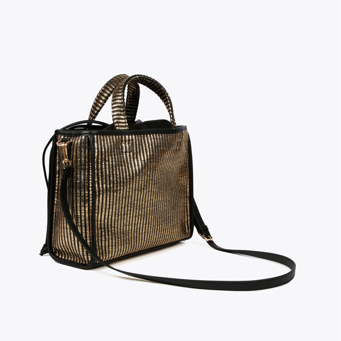 Bolso de la mara Lola Casademunt, modelo BLERO. Elaborado en rafia con efecto metalizado color oro con logo grande de marca en parte frontal color negro. Contiene bolsillo interior y asa bandolera. Cierre ajustable con cordón. ALTO: 26 cm - LARGO: 11 cm - ANCHO: 34 cm / BANDOLERA: 120 cm