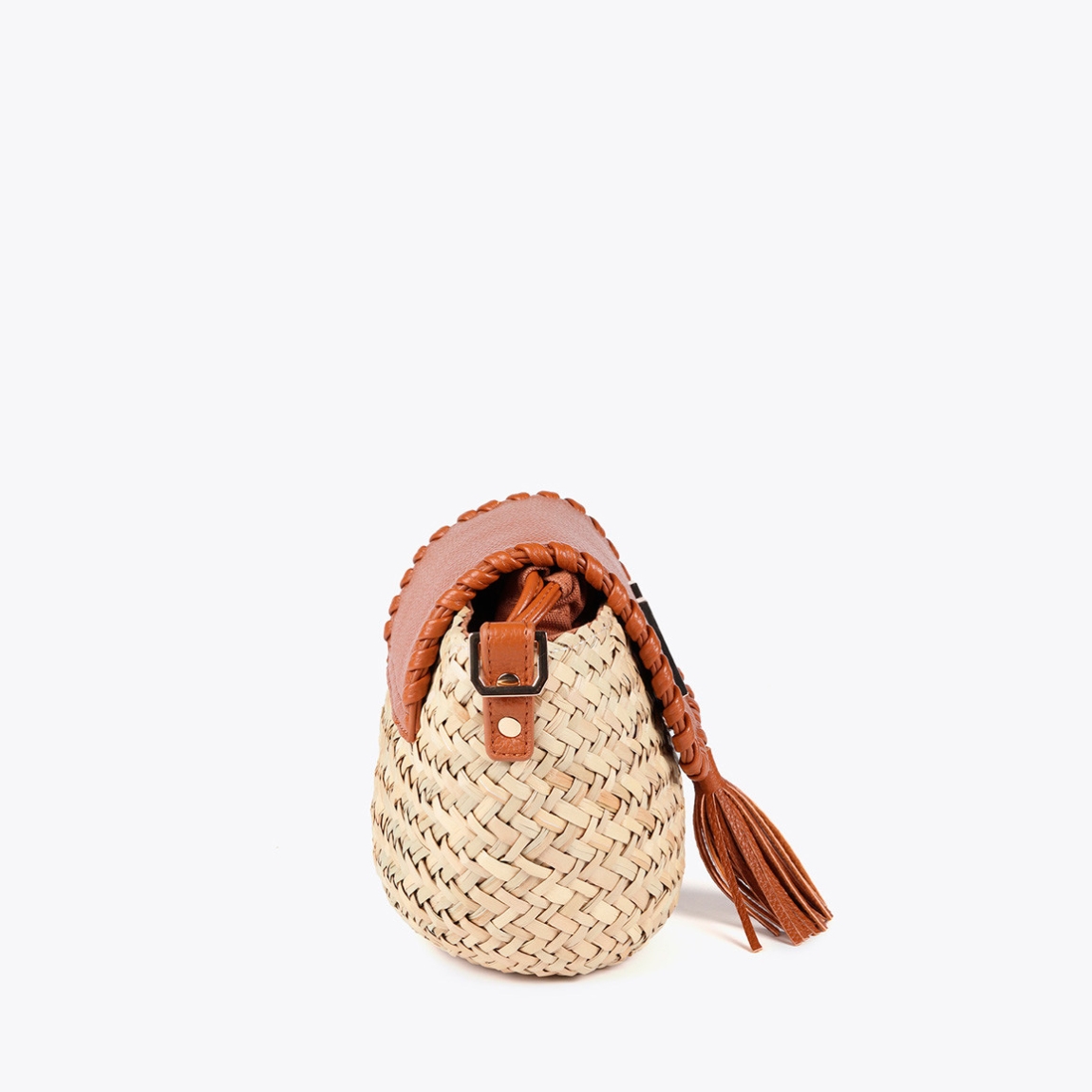 Bolso de la marca Lola Casademunt, modelo PALMA. Elaborado en rafia color camel con detalle de pompón y logo M metalizado. Cierre imantado. ALTO: 21 cm - LARGO: 26 cm - ANCHO: 11,5 cm / BANDOLERA: 54 cm. Bolso Lola Casademunt PALMA ideal para lucir tus looks esta temporada!