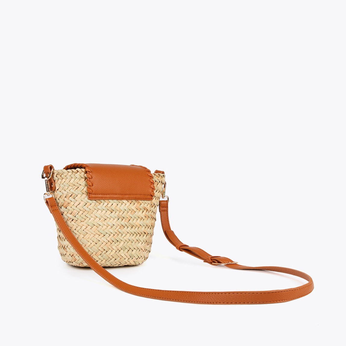 Bolso de la marca Lola Casademunt, modelo PALMA. Elaborado en rafia color camel con detalle de pompón y logo M metalizado. Cierre imantado. ALTO: 21 cm - LARGO: 26 cm - ANCHO: 11,5 cm / BANDOLERA: 54 cm. Bolso Lola Casademunt PALMA ideal para lucir tus looks esta temporada!