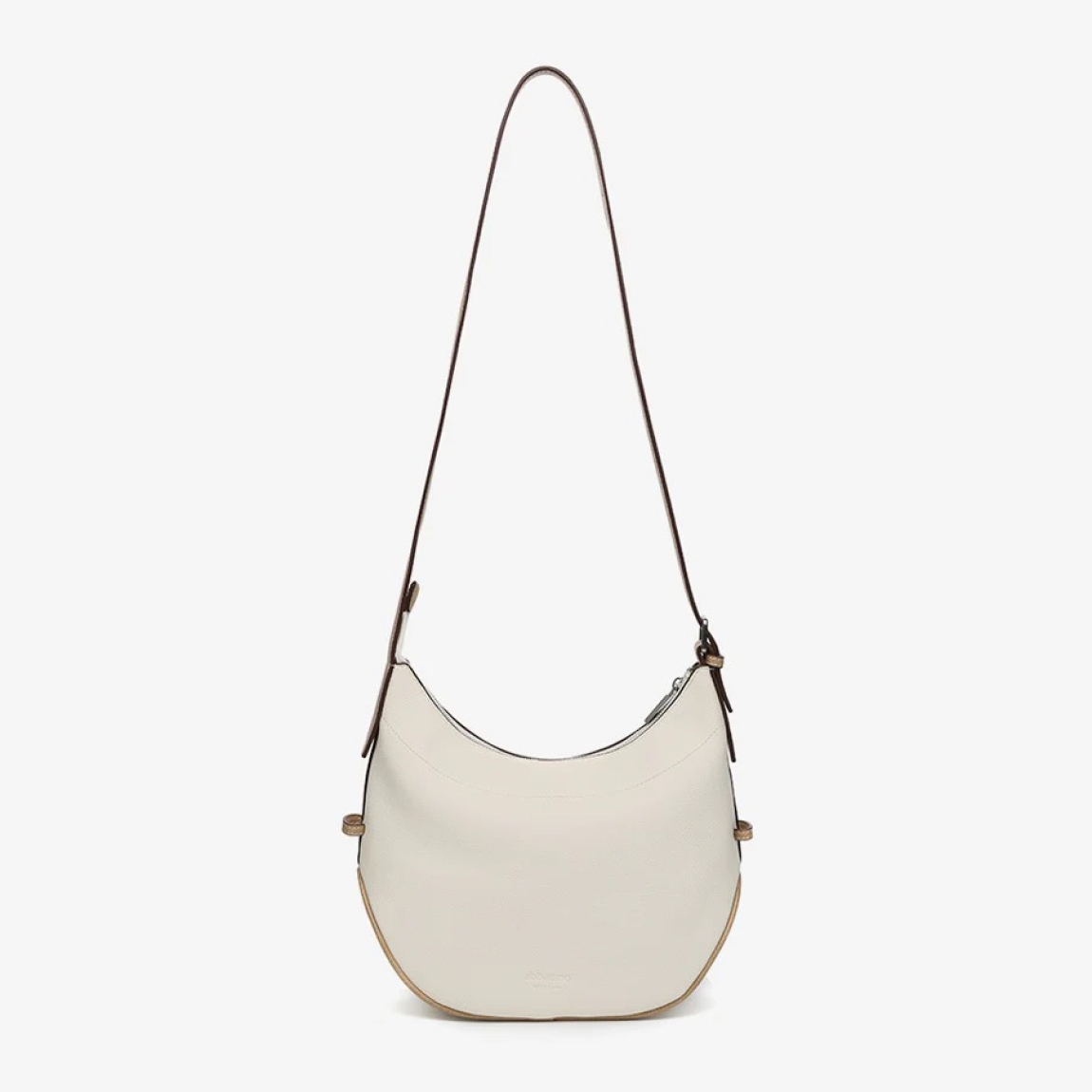 Bolso de hombro estilo hobo de la marca Abbacino, modelo BIEL. Bolso elaborado en piel color beig con detalles color cueroconfeccionado con materiales reciclados. Su diseño simple y minimalista, teñido en colores veraniegos, ofrece un amplio espacio interior. Interior amplio y perfectamente distribuido. Cierre con cremallera y su asa multifuncional, permite convertir el bolso en una práctica bandolera. Medidas: alto 20cm y ancho 28cm.