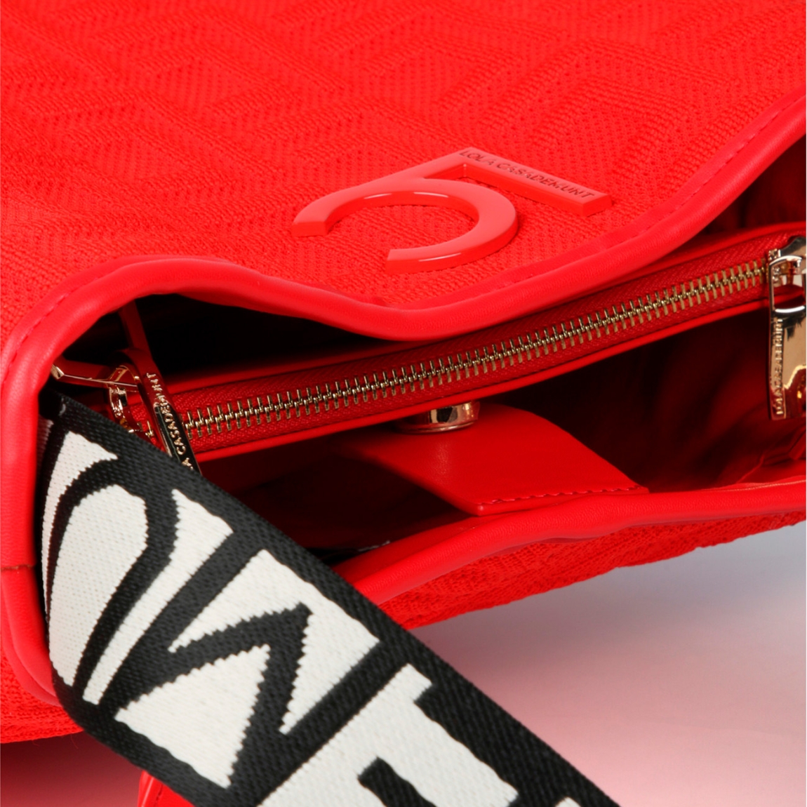 Bolso shopper de la marca Lola Casademunt, modelo LISSEN. Bolso elaborado en tejido monograma color rojo y asa logotipada con hebilla lateral. Contiene distintos compartimentos interiores y bolsillos con cremallera. Cierre imantado. Medidas: alto 24cm y ancho 24cm. Este bolso Lola Casademunt LISSEN es ideal para llevar tus esenciales!