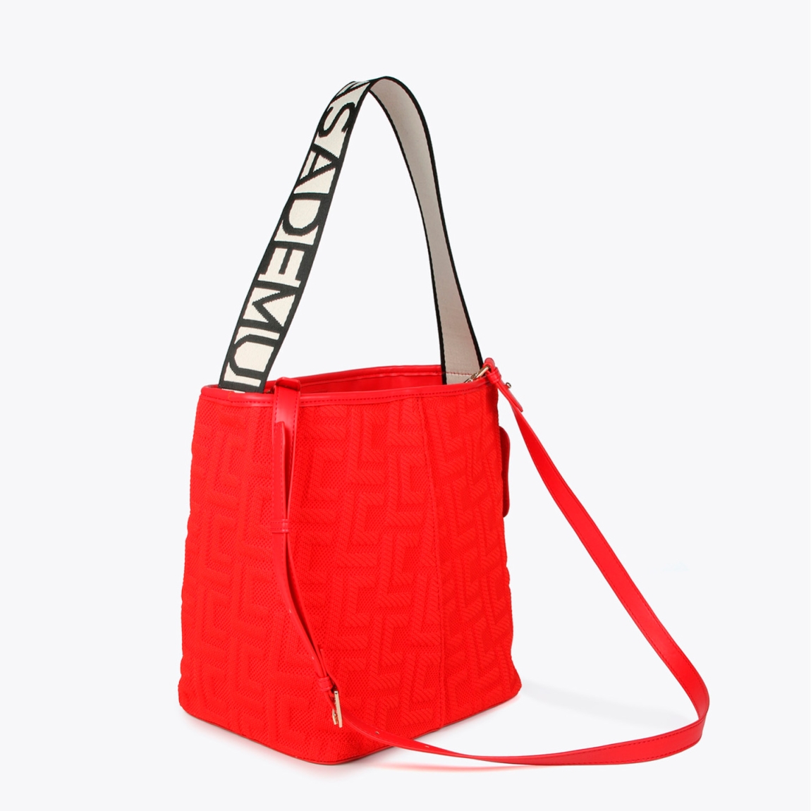Bolso shopper de la marca Lola Casademunt, modelo LISSEN. Bolso elaborado en tejido monograma color rojo y asa logotipada con hebilla lateral. Contiene distintos compartimentos interiores y bolsillos con cremallera. Cierre imantado. Medidas: alto 24cm y ancho 24cm. Este bolso Lola Casademunt LISSEN es ideal para llevar tus esenciales!