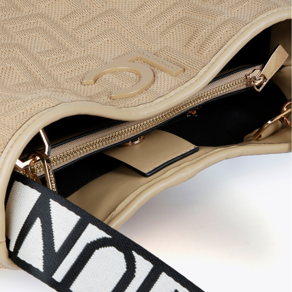 Bolso shopper de la marca Lola Casademunt, modelo LISSEN. Bolso elaborado en tejido monograma color taupe y asa logotipada con hebilla lateral. Contiene distintos compartimentos interiores y bolsillos con cremallera. Cierre imantado. Medidas: alto 24cm y ancho 24cm. Este bolso Lola Casademunt LISSEN es ideal para llevar tus esenciales!