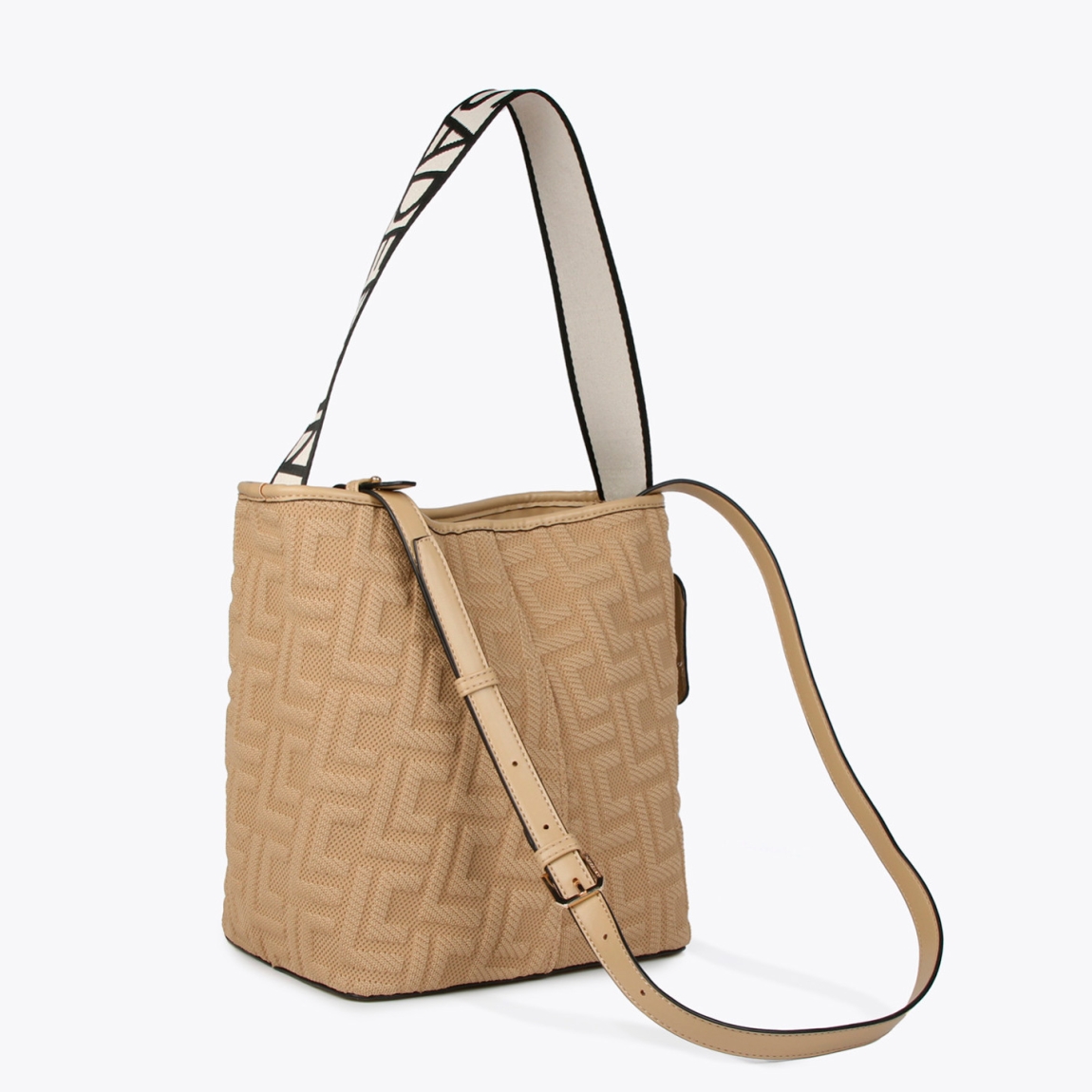 Bolso shopper de la marca Lola Casademunt, modelo LISSEN. Bolso elaborado en tejido monograma color taupe y asa logotipada con hebilla lateral. Contiene distintos compartimentos interiores y bolsillos con cremallera. Cierre imantado. Medidas: alto 24cm y ancho 24cm. Este bolso Lola Casademunt LISSEN es ideal para llevar tus esenciales!