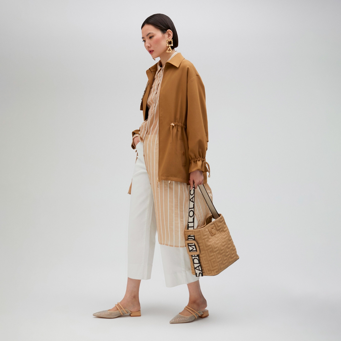 Bolso shopper de la marca Lola Casademunt, modelo LISSEN. Bolso elaborado en tejido monograma color taupe y asa logotipada con hebilla lateral. Contiene distintos compartimentos interiores y bolsillos con cremallera. Cierre imantado. Medidas: alto 24cm y ancho 24cm. Este bolso Lola Casademunt LISSEN es ideal para llevar tus esenciales!