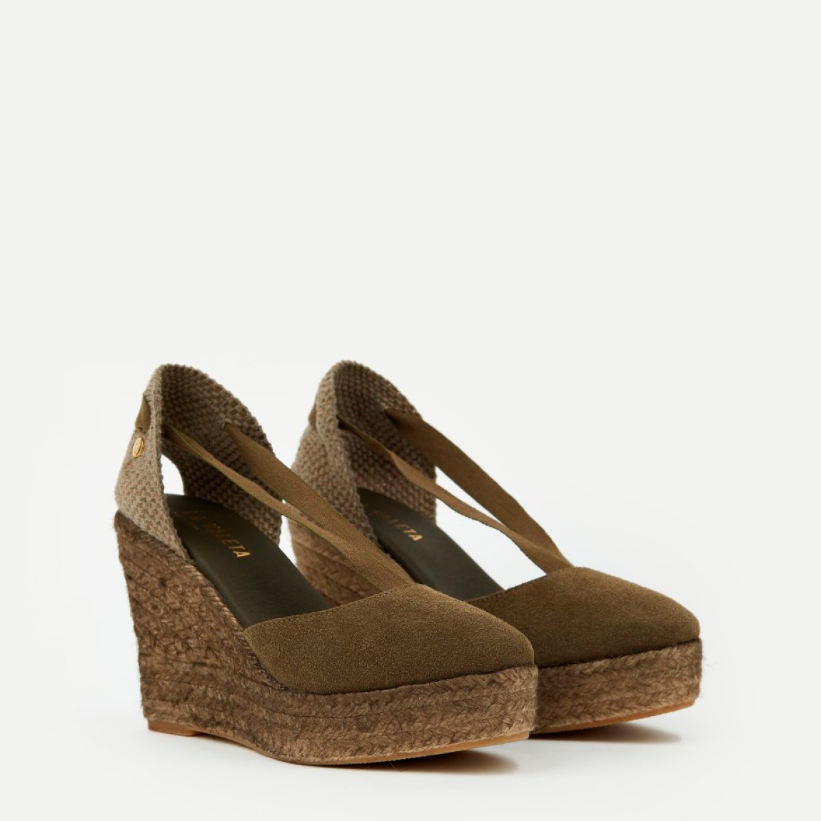 Alpargatas de la marca La Valeta, modelo CHARLENE. Exterior en piel color verde con punta redonda, forrada en microfibra transpirable. Plantilla de microfibra transpirable acolchada. Alpargatas con tiras de tela para un cierre con nudo. Plataforma en yute artesanal con cuña de 10cm de altura. Estas alpargatas La Valeta CHARLENE son ideales para esta temporada!