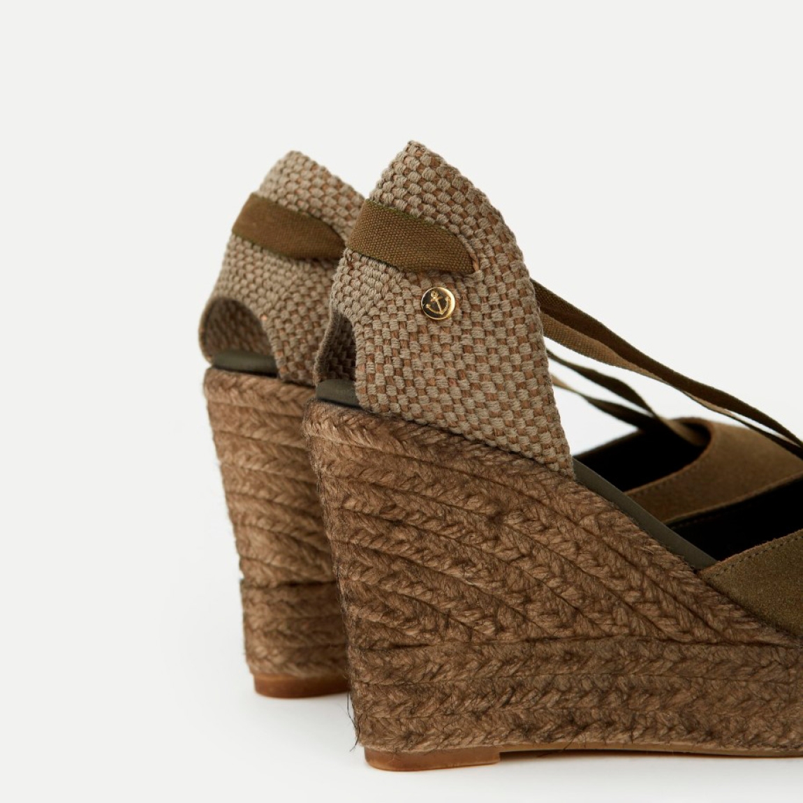 Alpargatas de la marca La Valeta, modelo CHARLENE. Exterior en piel color verde con punta redonda, forrada en microfibra transpirable. Plantilla de microfibra transpirable acolchada. Alpargatas con tiras de tela para un cierre con nudo. Plataforma en yute artesanal con cuña de 10cm de altura. Estas alpargatas La Valeta CHARLENE son ideales para esta temporada!