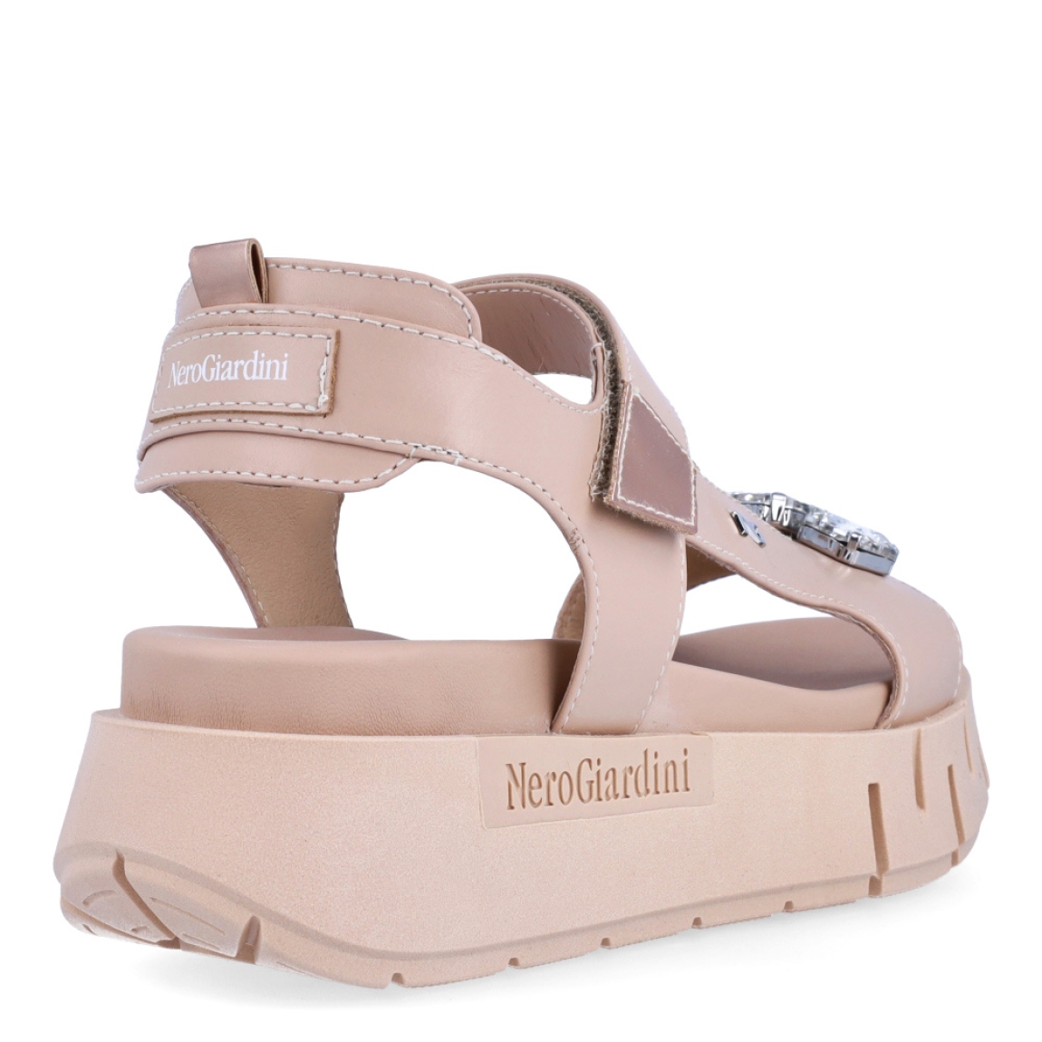 Sandalias de la marca Nerogiardini, modelo QUILME. Exterior de las sandalias en piel color nude con detalle de piedreria en la pala. Interior de las sandalias en piel color nude. Cierre de las sandalias Nerogiardini con velcro. Sandalias con cuña de 5cm de altura. Estas sandalias Nerogiardini QUILME son un complemento clásico, inspirado en la comodidad, ligereza que necesitas en tu día a día.