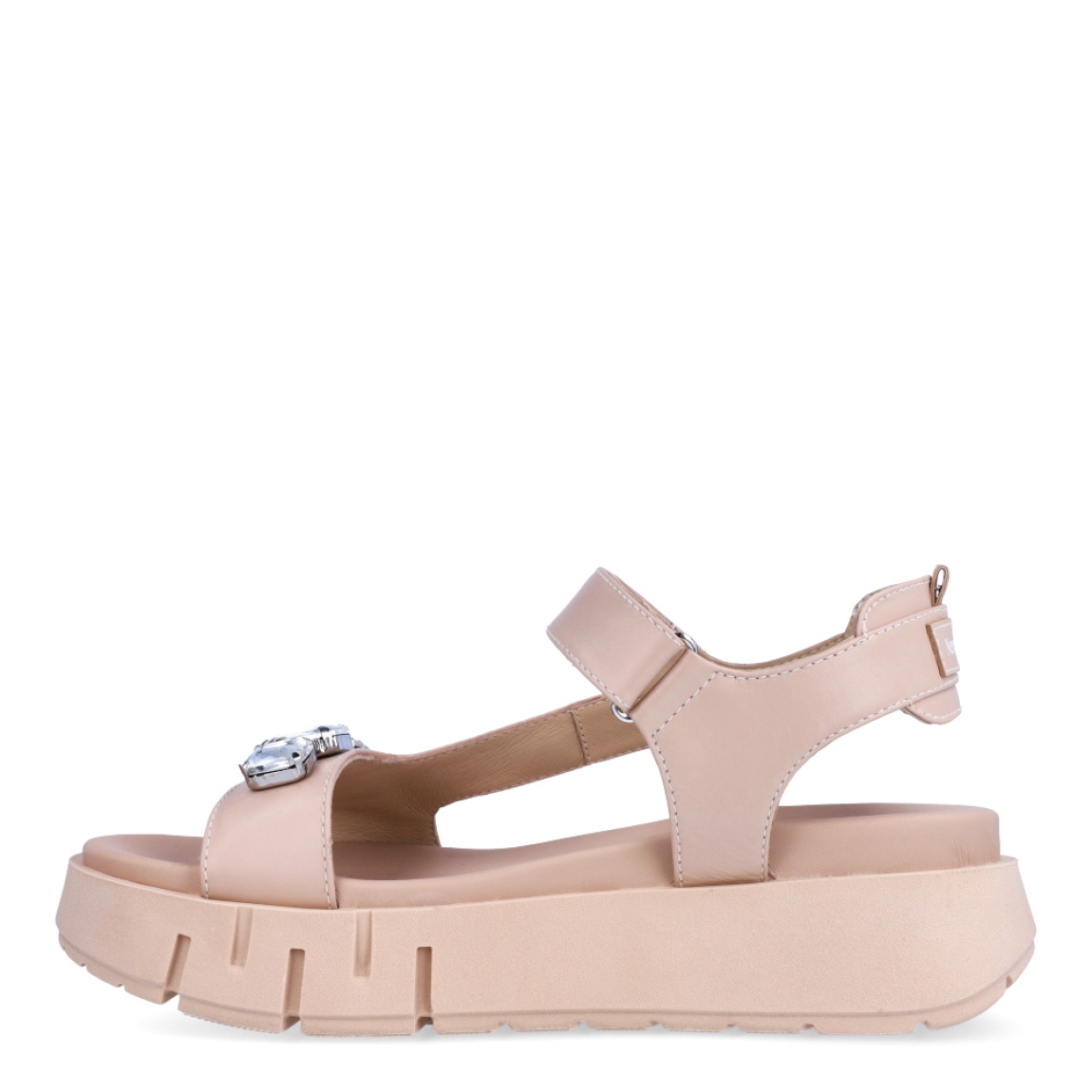 Sandalias de la marca Nerogiardini, modelo QUILME. Exterior de las sandalias en piel color nude con detalle de piedreria en la pala. Interior de las sandalias en piel color nude. Cierre de las sandalias Nerogiardini con velcro. Sandalias con cuña de 5cm de altura. Estas sandalias Nerogiardini QUILME son un complemento clásico, inspirado en la comodidad, ligereza que necesitas en tu día a día.