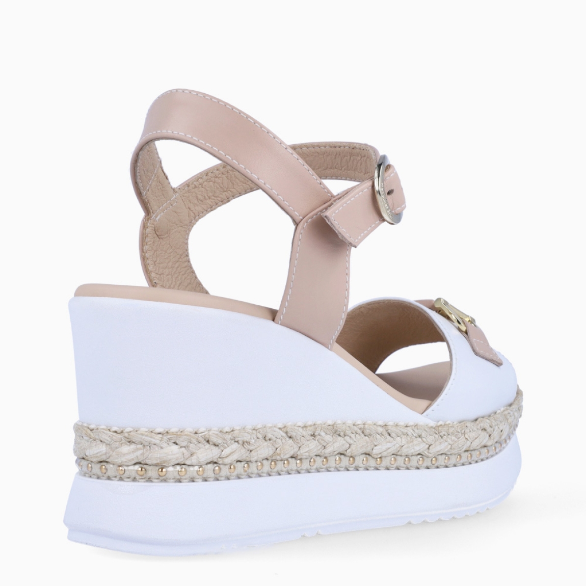 Sandalias de la marca Nerogiardini, modelo LUA. Exterior de las sandalias en piel color blanco con detalle de cadenas doradas en la pala. Interior de las sandalias en piel color nude. Cierre de las sandalias Nerogiardini con hebilla en tobillo. Sandalias con cuña de 8cm de altura. Estas sandalias Nerogiardini LUA son un complemento clásico, inspirado en la comodidad, ligereza que necesitas en tu día a día.