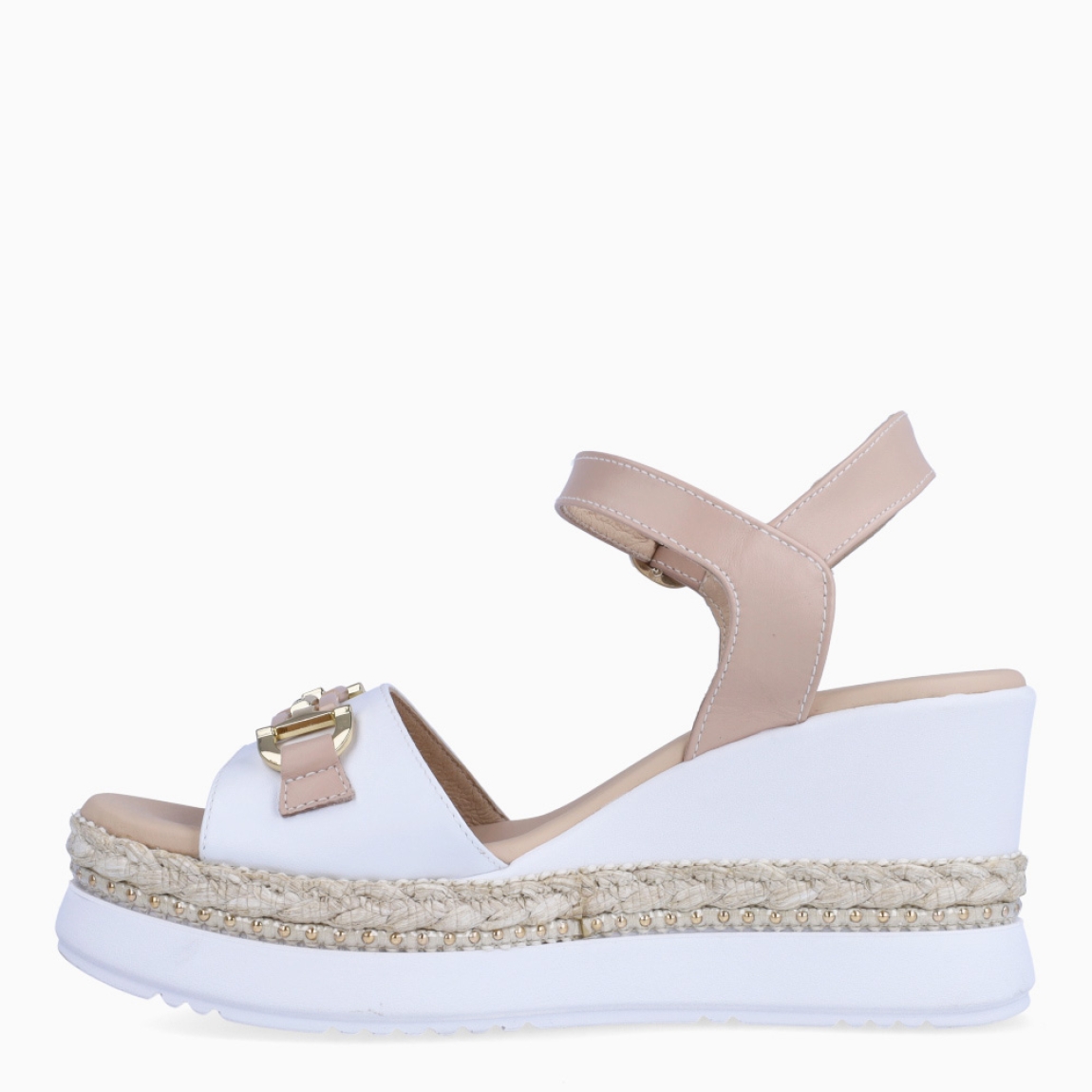 Sandalias de la marca Nerogiardini, modelo LUA. Exterior de las sandalias en piel color blanco con detalle de cadenas doradas en la pala. Interior de las sandalias en piel color nude. Cierre de las sandalias Nerogiardini con hebilla en tobillo. Sandalias con cuña de 8cm de altura. Estas sandalias Nerogiardini LUA son un complemento clásico, inspirado en la comodidad, ligereza que necesitas en tu día a día.