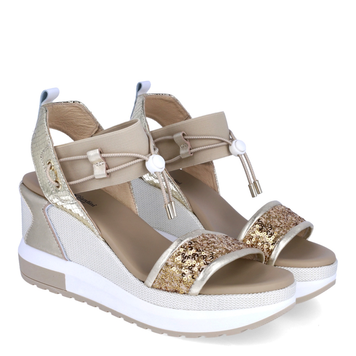 Sandalias de la marca Nerogiardini, modelo DANIE. Exterior de las sandalias en neopreno color platino con detalle de lentejuelas doradas en la pala. Interior de las sandalias en piel color nude. Cierre de las sandalias Nerogiardini con gomas elásticas color nude. Sandalias con cuña de 7cm de altura. Estas sandalias Nerogiardini DANIE son un complemento clásico, inspirado en la comodidad, ligereza que necesitas en tu día a día.