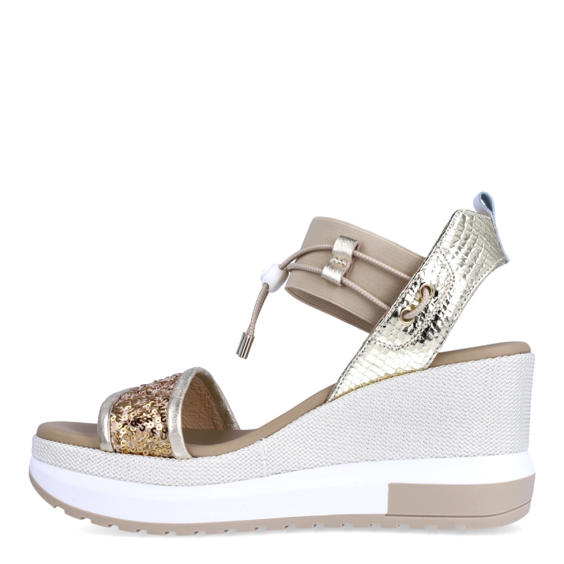 Sandalias de la marca Nerogiardini, modelo DANIE. Exterior de las sandalias en neopreno color platino con detalle de lentejuelas doradas en la pala. Interior de las sandalias en piel color nude. Cierre de las sandalias Nerogiardini con gomas elásticas color nude. Sandalias con cuña de 7cm de altura. Estas sandalias Nerogiardini DANIE son un complemento clásico, inspirado en la comodidad, ligereza que necesitas en tu día a día.