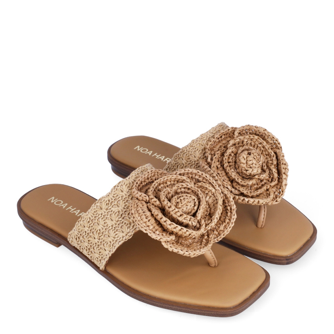 Esclavas de la marca Noa Harmon, modelo ACACIA. Elaboradas de rafia trenzada color cuero con detalle de flor en la pala. Interior en piel color cuero. Esclavas con suela plana. Estas esclavas Noa Harmon ACACIA son un complemento ideal para tus looks de esta nueva temporada!