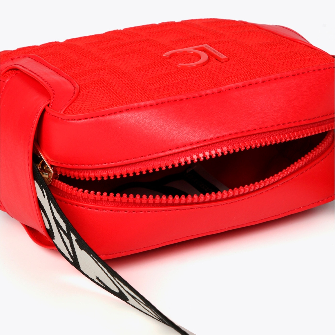 Bolso bandolera de la marca Lola Casademunt, modelo SHERYL. Bolso con estilo camera bag en tejido monograma color rojo con asa logotipada. Contiene pequeño compartimento interior. Cierre con cremallera. Medidas altura 14cm y ancho 18cm. Este bolso Lola Casademunt SHERYL es ideal para llevar a todos lados, muy practico y con mucho estilo a la vez!