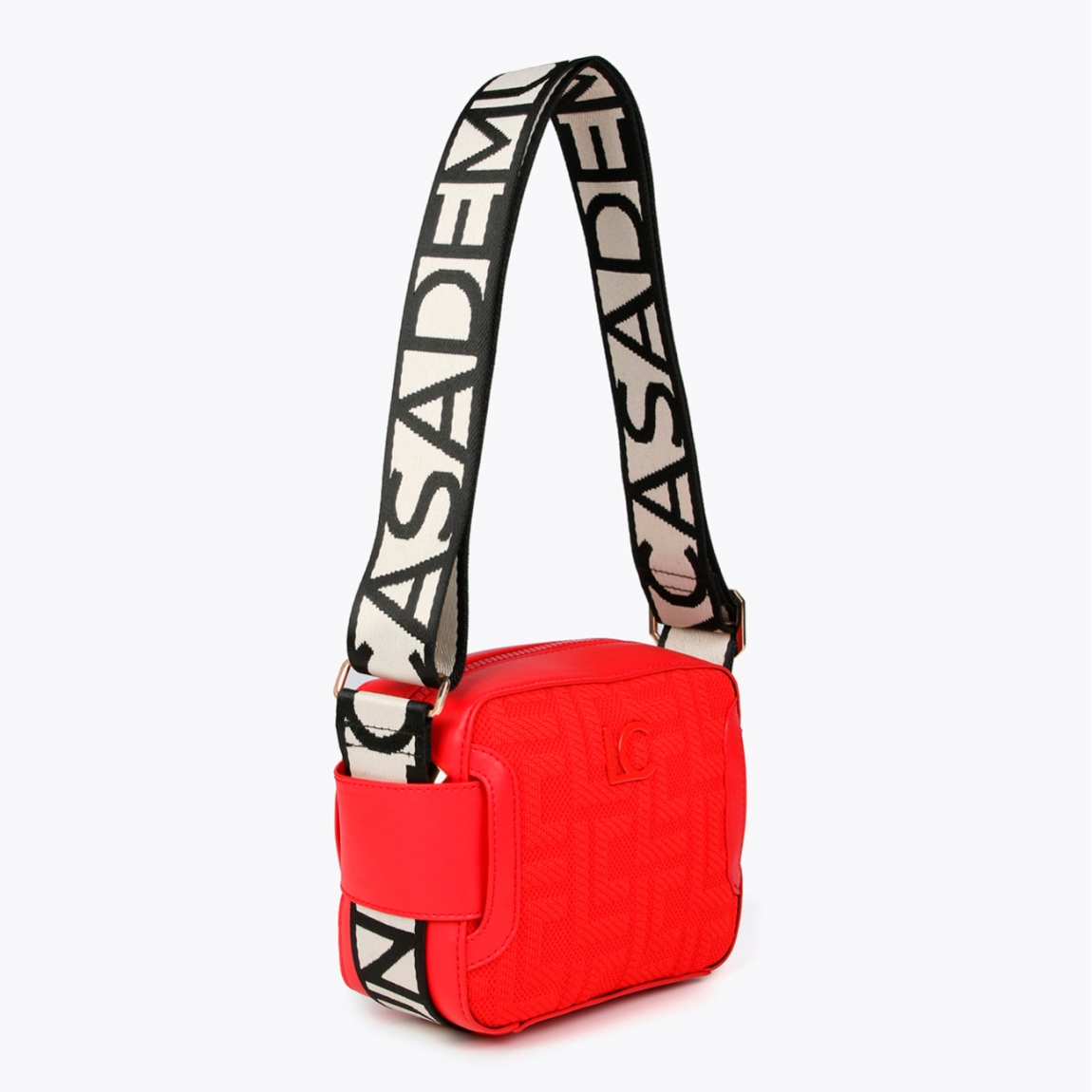 Bolso bandolera de la marca Lola Casademunt, modelo SHERYL. Bolso con estilo camera bag en tejido monograma color rojo con asa logotipada. Contiene pequeño compartimento interior. Cierre con cremallera. Medidas altura 14cm y ancho 18cm. Este bolso Lola Casademunt SHERYL es ideal para llevar a todos lados, muy practico y con mucho estilo a la vez!