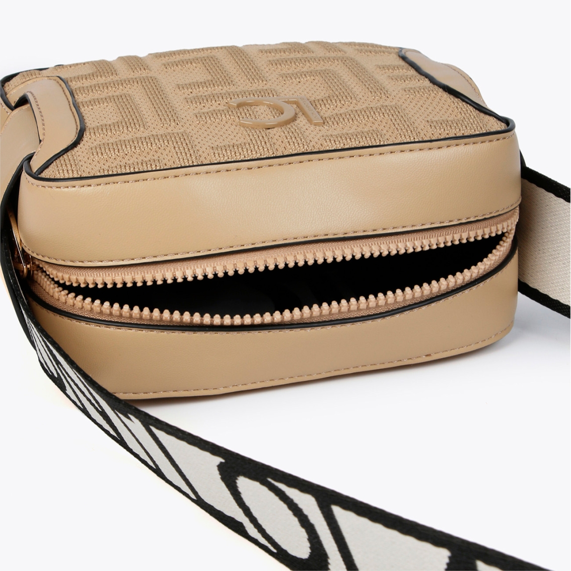 Bolso bandolera de la marca Lola Casademunt, modelo SHERYL. Bolso con estilo camera bag en tejido monograma color camel con asa logotipada. Contiene pequeño compartimento interior. Cierre con cremallera. Medidas altura 14cm y ancho 18cm. Este bolso Lola Casademunt SHERYL es ideal para llevar a todos lados, muy practico y con mucho estilo a la vez!