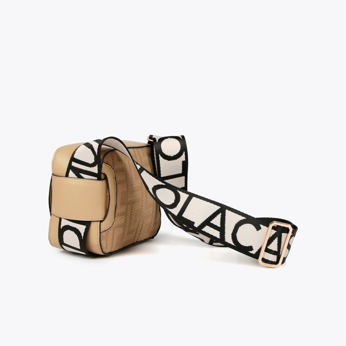 Bolso bandolera de la marca Lola Casademunt, modelo SHERYL. Bolso con estilo camera bag en tejido monograma color camel con asa logotipada. Contiene pequeño compartimento interior. Cierre con cremallera. Medidas altura 14cm y ancho 18cm. Este bolso Lola Casademunt SHERYL es ideal para llevar a todos lados, muy practico y con mucho estilo a la vez!