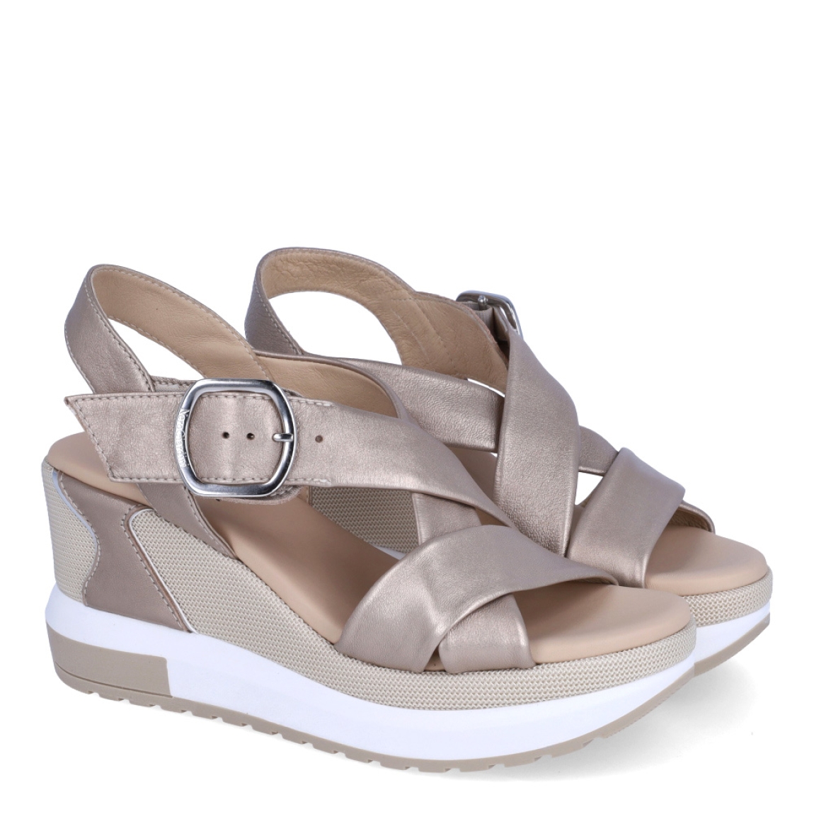 Sandalias de la marca Nerogiardini, modelo CLOT. Exterior de las sandalias en piel color beig con tiras cruzadas en pala. Interior de las sandalias en piel color beig. Cierre de las sandalias Nerogiardini con hebillas. Sandalias con cuña de 8cm de altura. Estas sandalias Nerogiardini CLOT son un complemento clásico, inspirado en la comodidad, ligereza que necesitas en tu día a día.