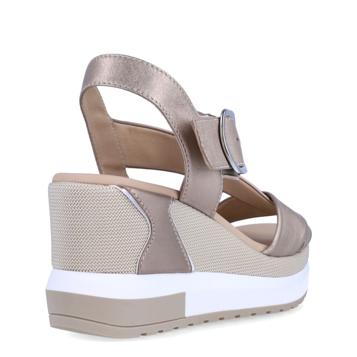 Sandalias de la marca Nerogiardini, modelo CLOT. Exterior de las sandalias en piel color beig con tiras cruzadas en pala. Interior de las sandalias en piel color beig. Cierre de las sandalias Nerogiardini con hebillas. Sandalias con cuña de 8cm de altura. Estas sandalias Nerogiardini CLOT son un complemento clásico, inspirado en la comodidad, ligereza que necesitas en tu día a día.