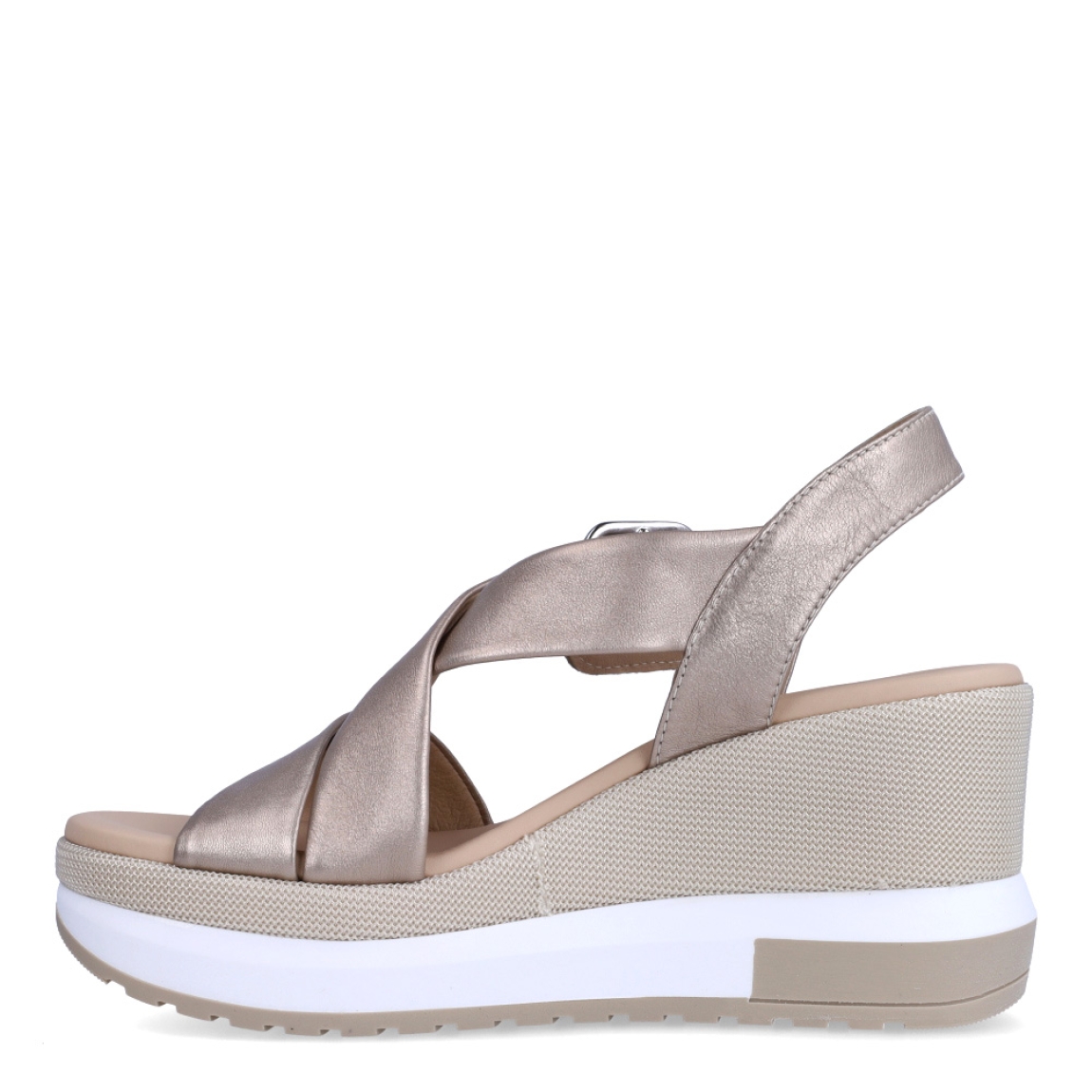 Sandalias de la marca Nerogiardini, modelo CLOT. Exterior de las sandalias en piel color beig con tiras cruzadas en pala. Interior de las sandalias en piel color beig. Cierre de las sandalias Nerogiardini con hebillas. Sandalias con cuña de 8cm de altura. Estas sandalias Nerogiardini CLOT son un complemento clásico, inspirado en la comodidad, ligereza que necesitas en tu día a día.
