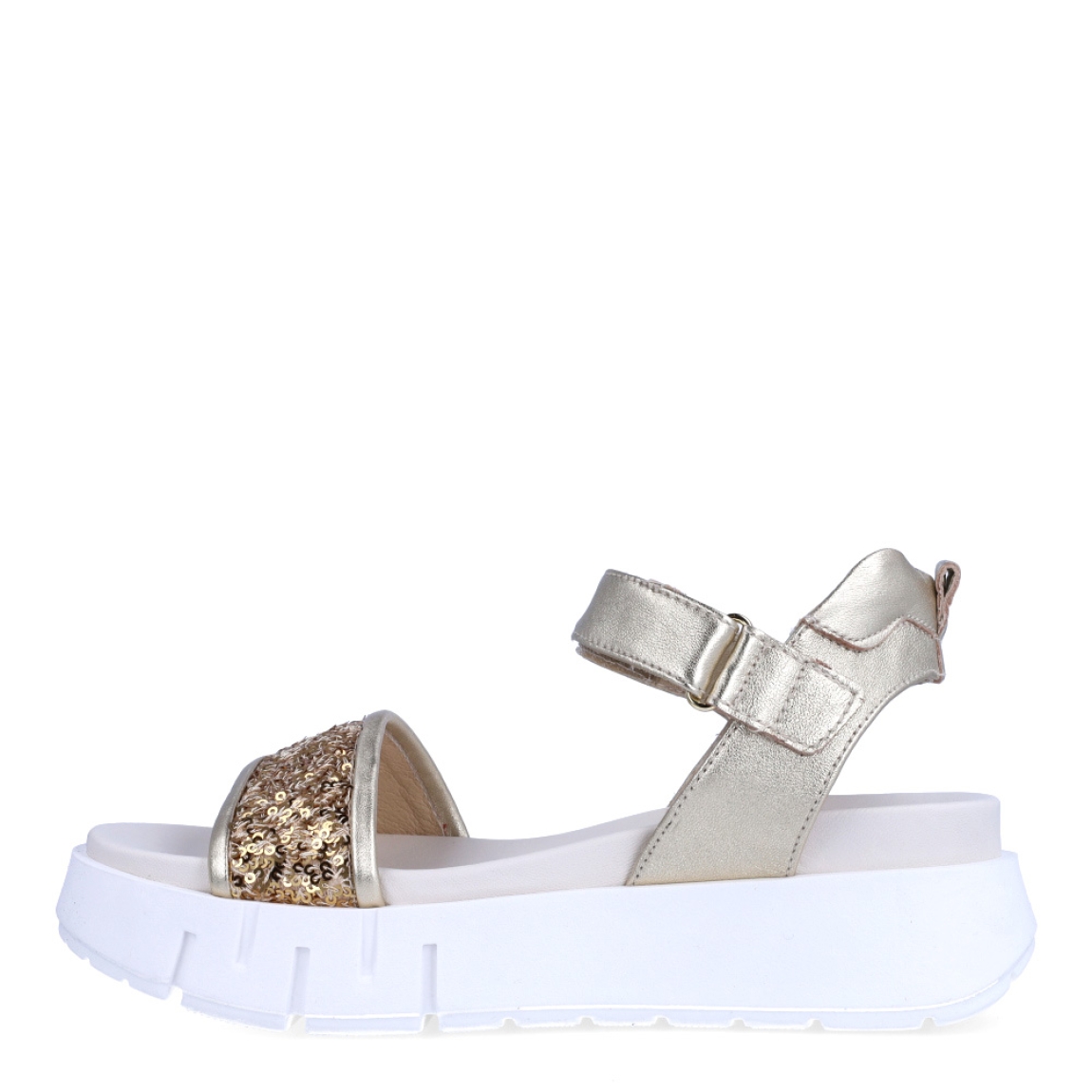 Sandalias de la marca Nerogiardini, modelo JESS. Exterior de las sandalias en piel color platino con detalle de lentejuelas color dorado en la pala. Interior de las sandalias en piel color blanco. Cierre de las sandalias Nerogiardini con velcro. Sandalias con plataforma de 4cm de altura. Estas sandalias Nerogiardini JESS son un complemento clásico, inspirado en la comodidad, ligereza que necesitas en tu día a día.