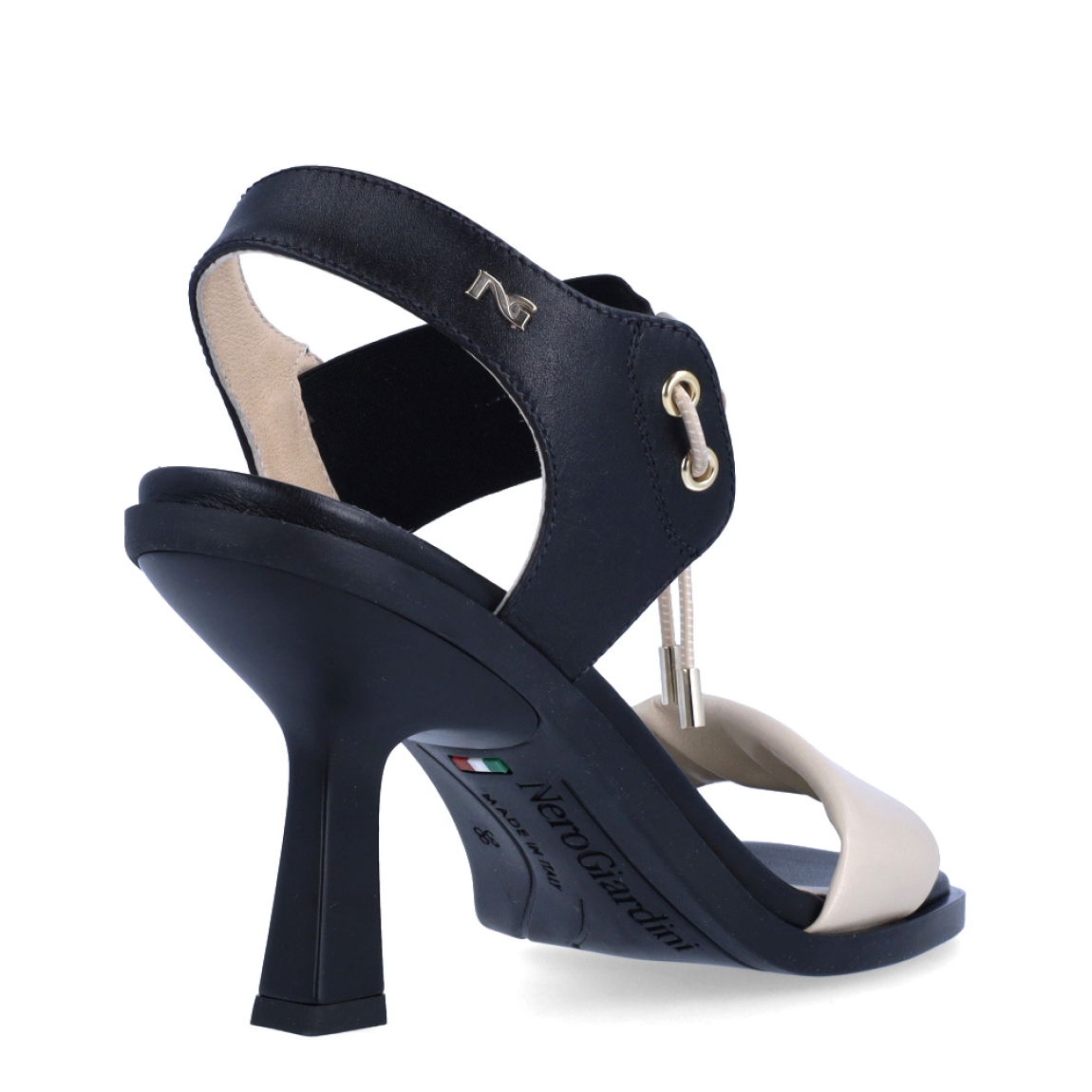 Sandalias de la marca Nerogiardini, modelo DANIA. Exterior de las sandalias en piel color beig. Interior de las sandalias en piel color negro y beig. Cierre de las sandalias Nerogiardini con gomas elásticas color negro. Sandalias con tacon de 6cm de altura. Estas sandalias Nerogiardini DANIA es un complemento clásico, inspirado en la comodidad, ligereza que necesitas en tu día a día.