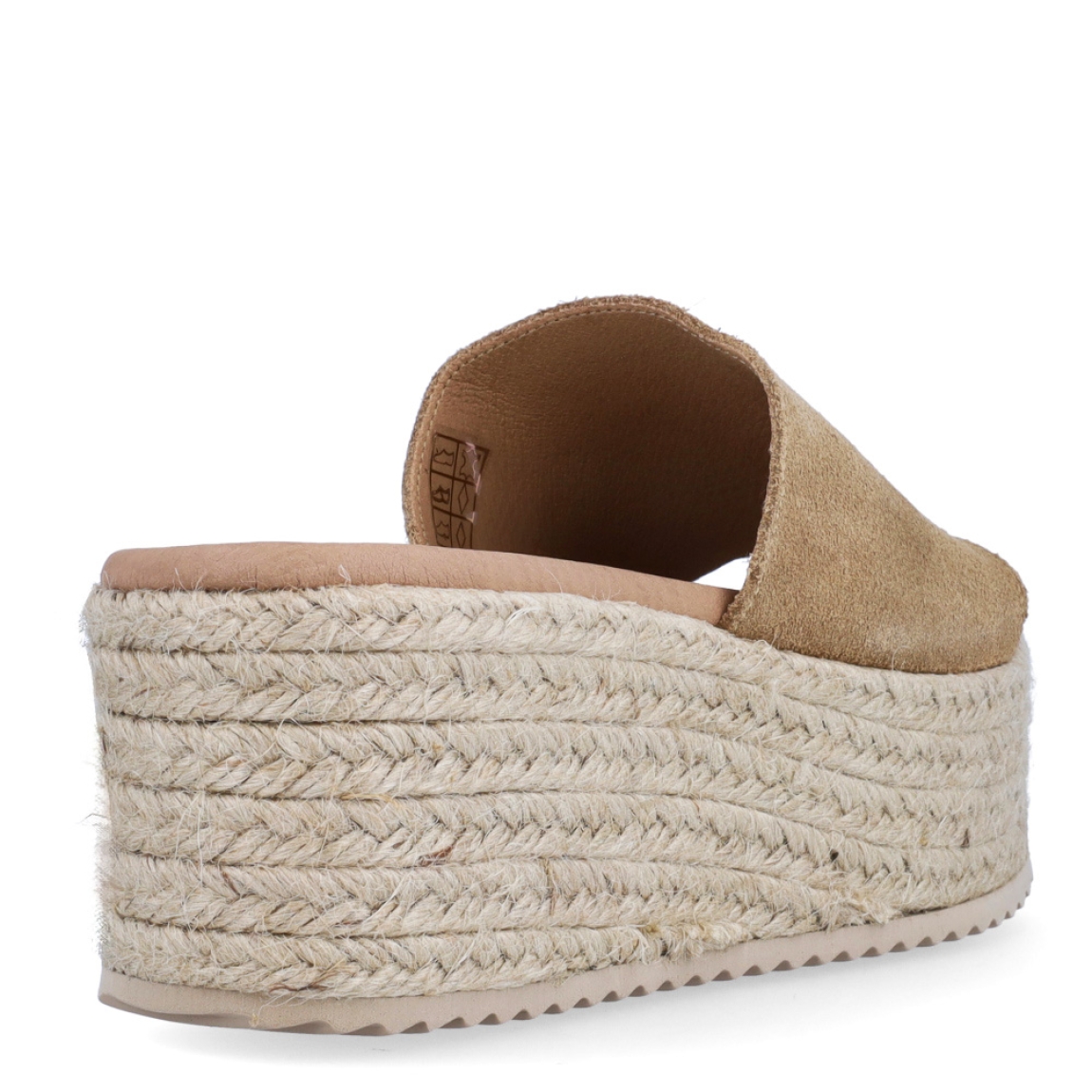 Chanclas de la marca Itse, modelo CHENAY. Exterior de las chanclas en ante color camel. Interior de las chanclas en piel color nude. Chanclas Itse con plataforma de 6cm de altura. Estas chanclas Itse CHENAY, son unas clásicas para esta temporada, podrás combinarlas con todos tus looks desde una comodidad única.