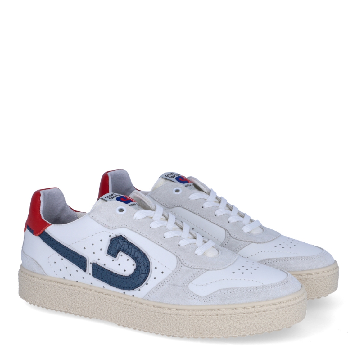Deportiva de la marca Cruyff, modelo RONN. Exterior de la deportiva en piel con efecto troquelado color blanco con detalle en rojo y azul. Interior de la deportiva en textil de color blanco. Cierre de la deportiva con cordones. Suela de goma con 2cm de plataforma. Plantilla muy cómoda, acolchada para garantizar el máximo confort. La deportiva Cruyff RONN es una nueva y exclusiva technología de Cruyff que mejora el rendimiento gracias a una mayor amortiguación.