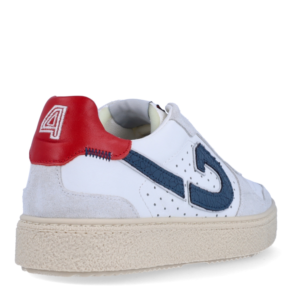 Deportiva de la marca Cruyff, modelo RONN. Exterior de la deportiva en piel con efecto troquelado color blanco con detalle en rojo y azul. Interior de la deportiva en textil de color blanco. Cierre de la deportiva con cordones. Suela de goma con 2cm de plataforma. Plantilla muy cómoda, acolchada para garantizar el máximo confort. La deportiva Cruyff RONN es una nueva y exclusiva technología de Cruyff que mejora el rendimiento gracias a una mayor amortiguación.