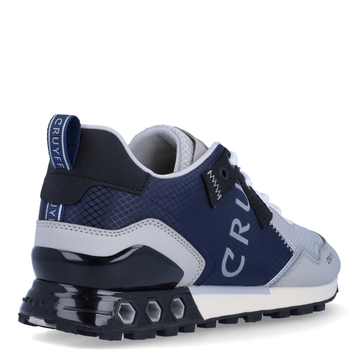 Deportiva de la marca Cruyff, modelo Superbia Hex-Tech. Exterior de la deportiva en nylon de color azul marino con efecto rejilla. Interior de la deportiva en textil de color gris. Cierre de la deportiva con cordones. Suela de goma dentada de 2 cm. Los tubos hexagonales son diseñados para permitir la entrada de aire a la parte posterior de la zapatilla, proporcionando un extra de soporte al pie. Plantilla muy cómoda, acolchada para garantizar el máximo confort. La deportiva Cruyff Superbia Hex-Tech es una nueva y exclusiva technología de Cruyff que mejora el rendimiento gracias a una mayor amortiguación.