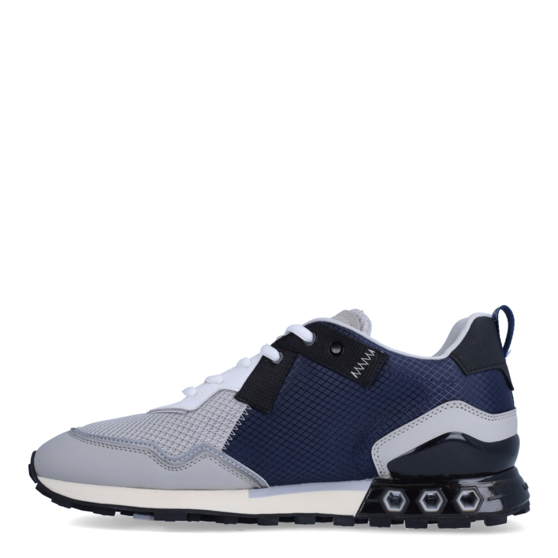 Deportiva de la marca Cruyff, modelo Superbia Hex-Tech. Exterior de la deportiva en nylon de color azul marino con efecto rejilla. Interior de la deportiva en textil de color gris. Cierre de la deportiva con cordones. Suela de goma dentada de 2 cm. Los tubos hexagonales son diseñados para permitir la entrada de aire a la parte posterior de la zapatilla, proporcionando un extra de soporte al pie. Plantilla muy cómoda, acolchada para garantizar el máximo confort. La deportiva Cruyff Superbia Hex-Tech es una nueva y exclusiva technología de Cruyff que mejora el rendimiento gracias a una mayor amortiguación.