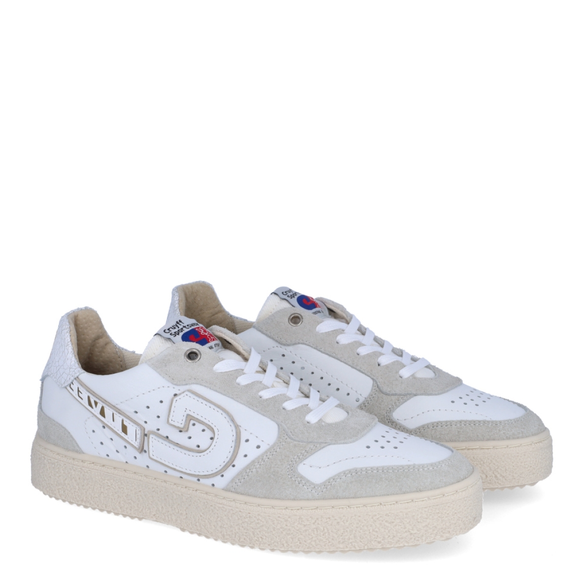 Deportiva de la marca Cruyff, modelo RONN. Exterior de la deportiva en piel color blanco con detalle en ante gris. Interior de la deportiva en textil de color beig. Cierre de la deportiva con cordones. Suela de goma con 2cm de plataforma. Plantilla muy cómoda, acolchada para garantizar el máximo confort. La deportiva Cruyff RONN es una nueva y exclusiva technología de Cruyff que mejora el rendimiento gracias a una mayor amortiguación.