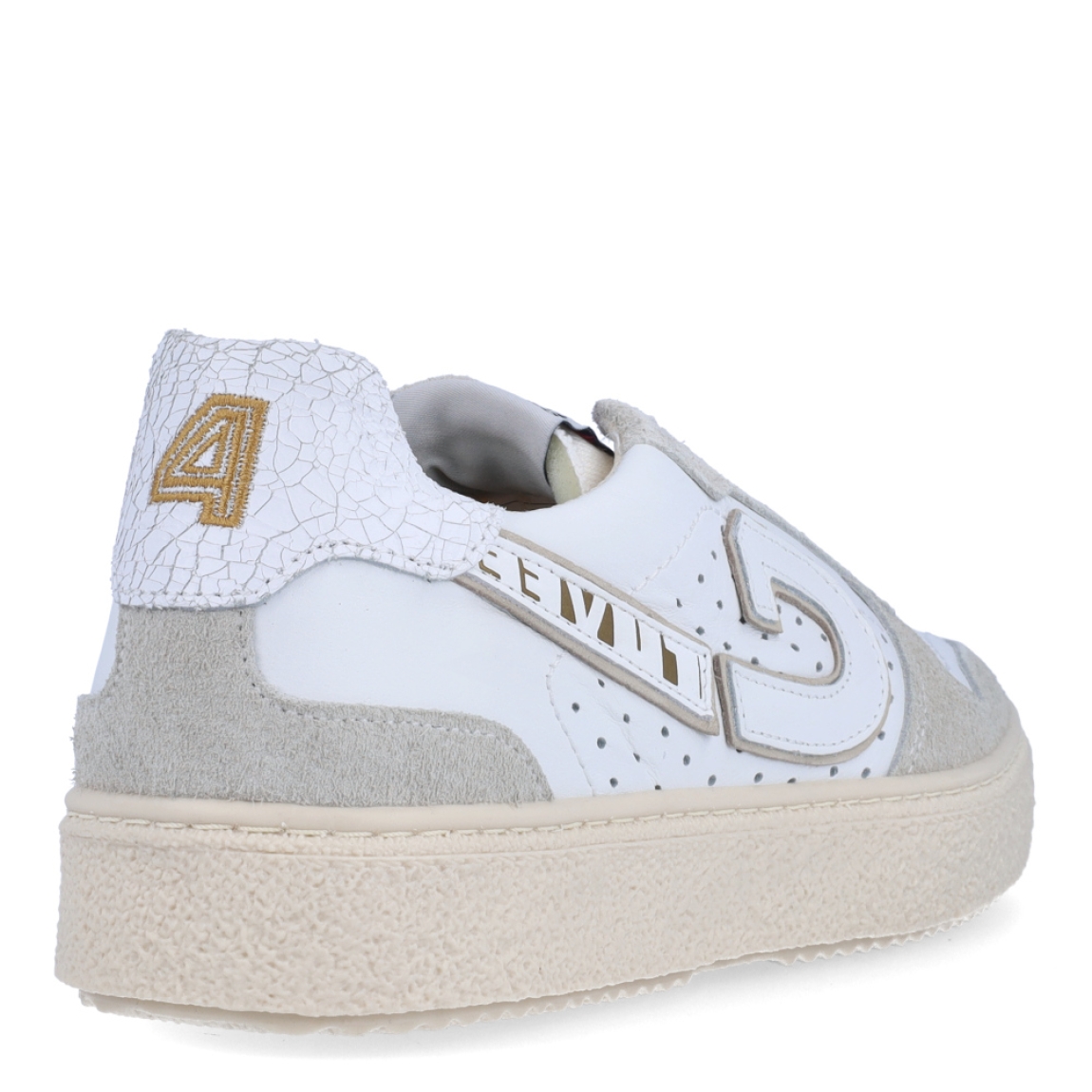 Deportiva de la marca Cruyff, modelo RONN. Exterior de la deportiva en piel color blanco con detalle en ante gris. Interior de la deportiva en textil de color beig. Cierre de la deportiva con cordones. Suela de goma con 2cm de plataforma. Plantilla muy cómoda, acolchada para garantizar el máximo confort. La deportiva Cruyff RONN es una nueva y exclusiva technología de Cruyff que mejora el rendimiento gracias a una mayor amortiguación.