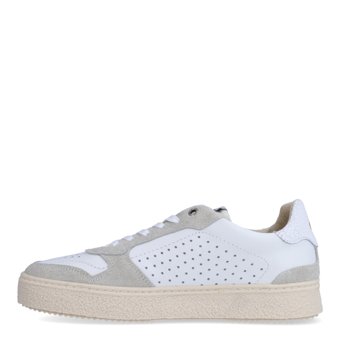 Deportiva de la marca Cruyff, modelo RONN. Exterior de la deportiva en piel color blanco con detalle en ante gris. Interior de la deportiva en textil de color beig. Cierre de la deportiva con cordones. Suela de goma con 2cm de plataforma. Plantilla muy cómoda, acolchada para garantizar el máximo confort. La deportiva Cruyff RONN es una nueva y exclusiva technología de Cruyff que mejora el rendimiento gracias a una mayor amortiguación.