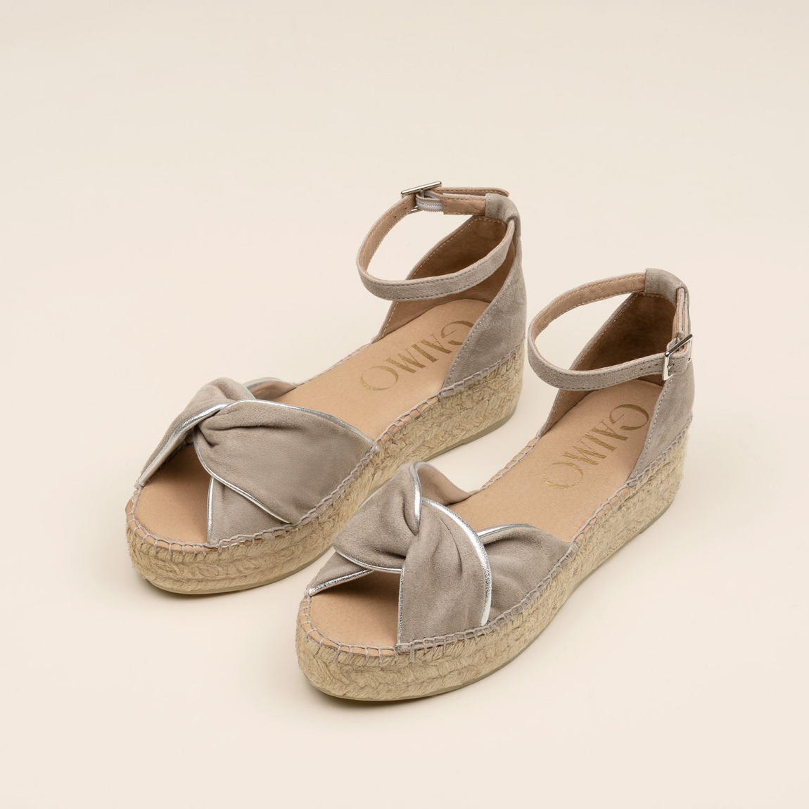Sandalias de la marca Gaimo, modelo TORGOS. Sandalias elaboradas en piel ante color beig con tubular bicolor y talón cerrado con pulsera con hebilla lateral. Forro y plantillas acolchadas de piel plataforma de 4.5cm de altura. Estas sandalias Gaimo TORGOS están diseñadas para ofrecerte la combinación perfecte entra comodidad y estilo. Podrás combinarlas con cualquier look veraniego.
