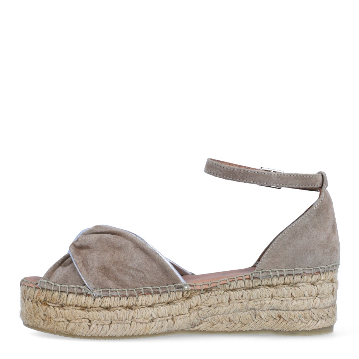 Sandalias de la marca Gaimo, modelo TORGOS. Sandalias elaboradas en piel ante color beig con tubular bicolor y talón cerrado con pulsera con hebilla lateral. Forro y plantillas acolchadas de piel plataforma de 4.5cm de altura. Estas sandalias Gaimo TORGOS están diseñadas para ofrecerte la combinación perfecte entra comodidad y estilo. Podrás combinarlas con cualquier look veraniego.