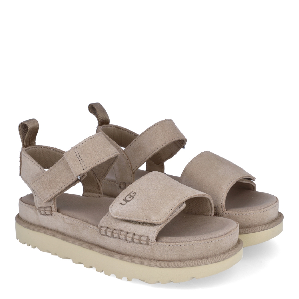 Sandalias de la marca UGG, modelo GOLDENSTAR. Exterior en ante color camel con tiras en pala. Interior en ante color camel. Cierre de sandalias UGG con doble velcro. Sandalias con plataforma dentada de 4cm de altura. Estas sandalias UGG GOLDENSTAR es un complemento ideal para tus looks de temporada!