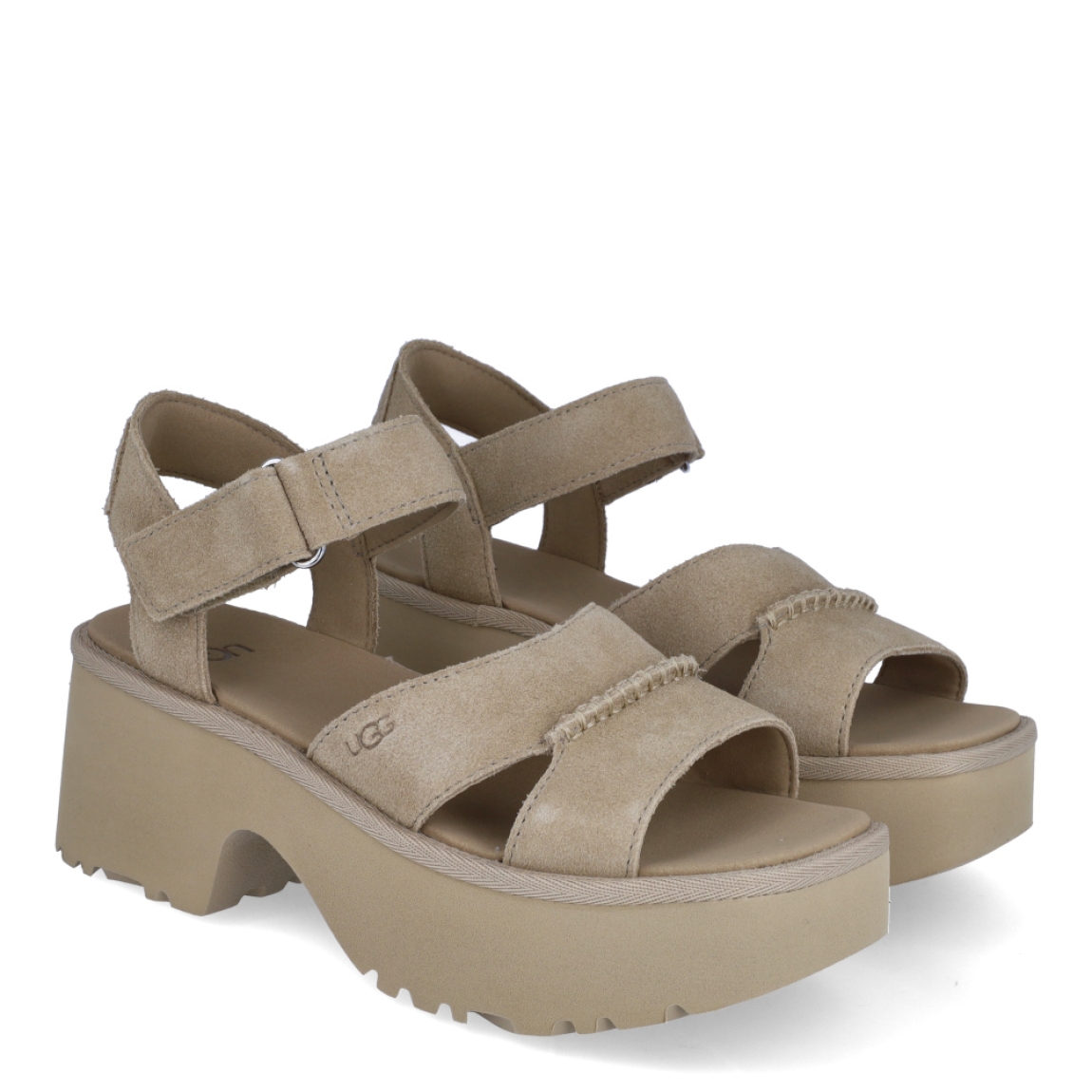 Sandalias de la marca UGG, modelo ANKLE STRAP. Exterior en ante color camel con tiras cruzadas en pala. Interior en piel color camel. Cierre de sandalias Alpe con velcro en tobillo. Sandalias con tacon cuña a de 6cm de altura y 4cm de plataforma. Estas sandalias UGG ANKLE STRAP es un complemento ideal para tus looks de temporada!