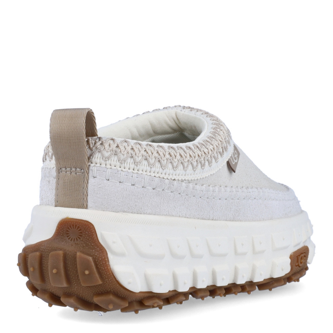 Zuecos de la marca UGG, modelo Venture Daze. Exterior en es ante color hielo. Zuecos diseñados para ofrecer un aspecto atrevido y comodidad. El Venture Daze cuenta con una suela de agarre con grandes bandas de rodadura de neumáticos para la tracción todo terreno. La parte superior de ante, el clásico UGGbraid y las emblemáticas costuras en forma de caja se asientan sobre una ligera plantilla de EVA y una entresuela de caña. Estos zuecos UGG son ideales para ir a todos lados!