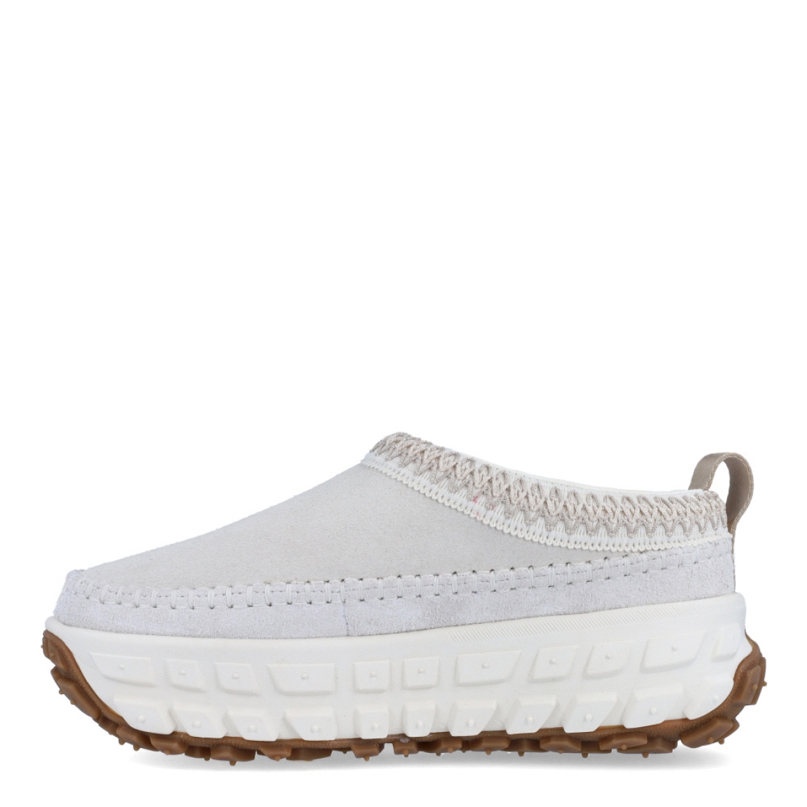 Zuecos de la marca UGG, modelo Venture Daze. Exterior en es ante color hielo. Zuecos diseñados para ofrecer un aspecto atrevido y comodidad. El Venture Daze cuenta con una suela de agarre con grandes bandas de rodadura de neumáticos para la tracción todo terreno. La parte superior de ante, el clásico UGGbraid y las emblemáticas costuras en forma de caja se asientan sobre una ligera plantilla de EVA y una entresuela de caña. Estos zuecos UGG son ideales para ir a todos lados!