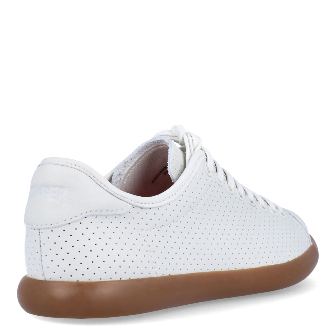 Deportivas de la marca Camper, modelo K201. Exterior en piel troquelada color blanco. Cierre con cordones. Suela de goma plana color camel. Estas deportivas Camper K201 son un complemento ideal para disfrutar de la comodidad al caminar.