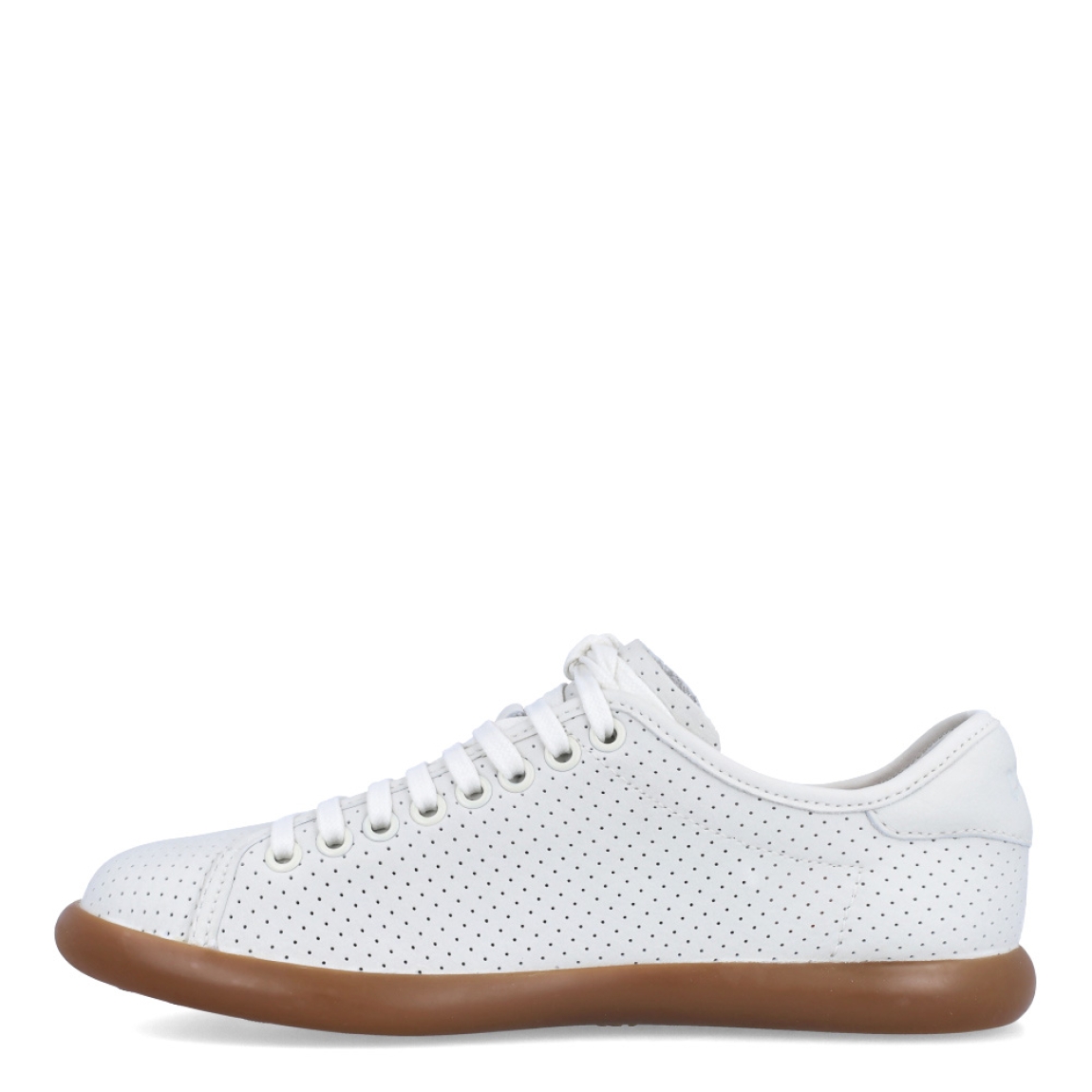 Deportivas de la marca Camper, modelo K201. Exterior en piel troquelada color blanco. Cierre con cordones. Suela de goma plana color camel. Estas deportivas Camper K201 son un complemento ideal para disfrutar de la comodidad al caminar.